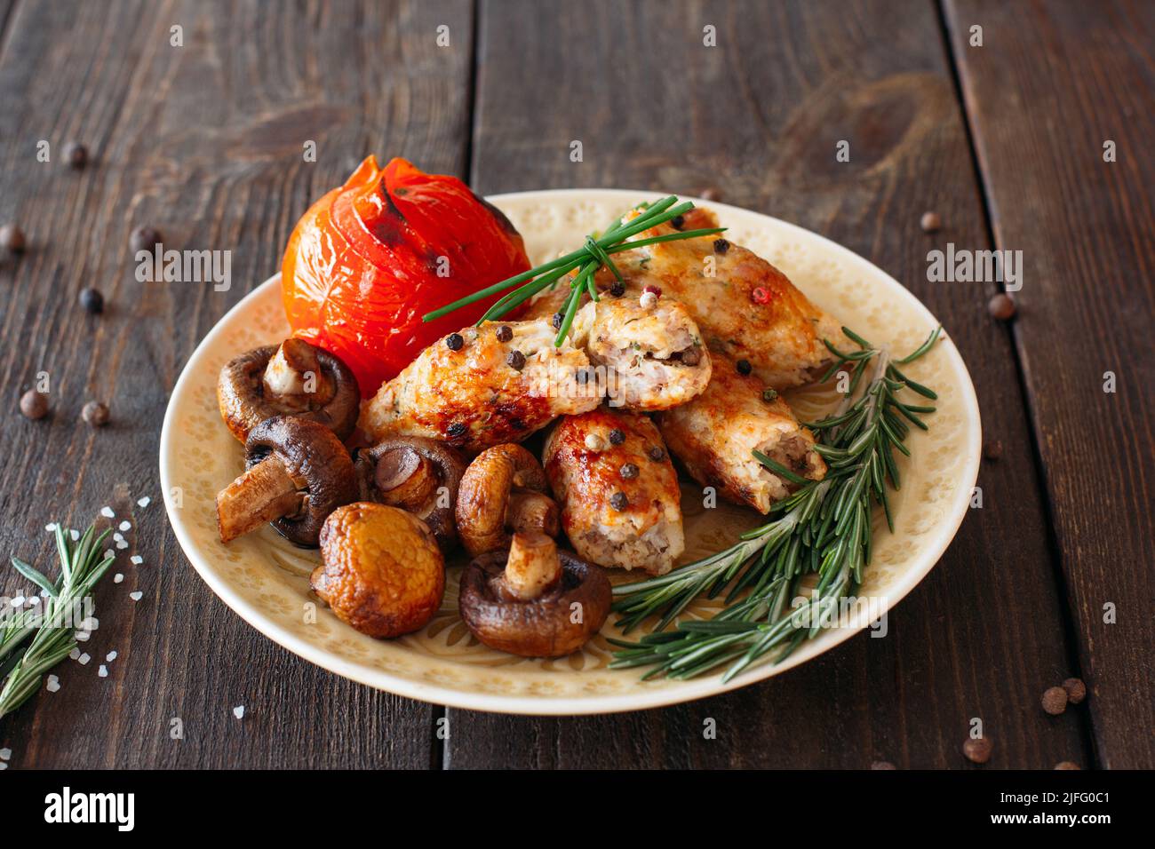 Würziger Shish Kebab mit Tomaten und Pilzen Stockfoto