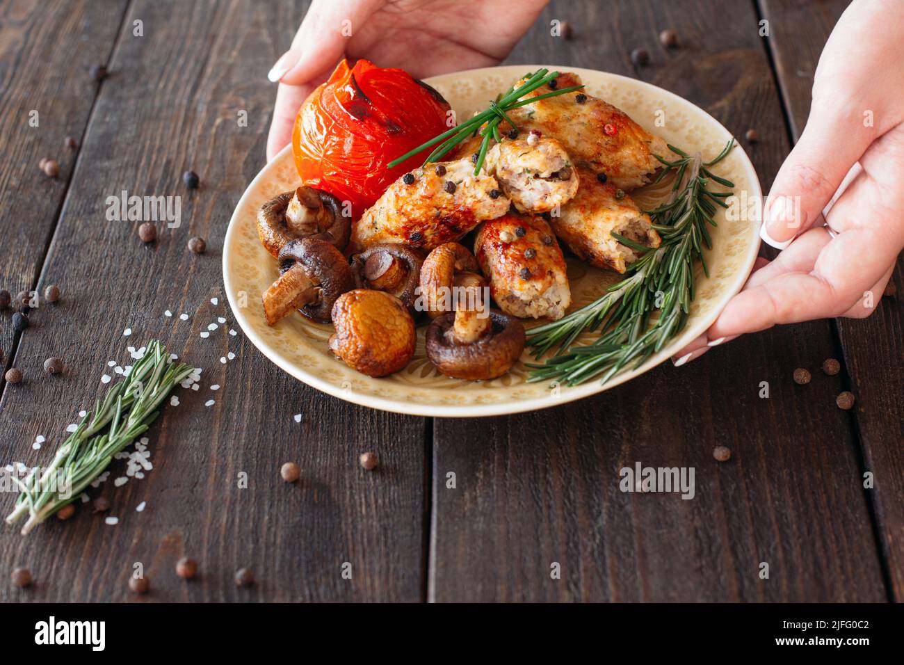 Kellner serviert einen Shish Kebab. Serviert werden Speisen. Stockfoto