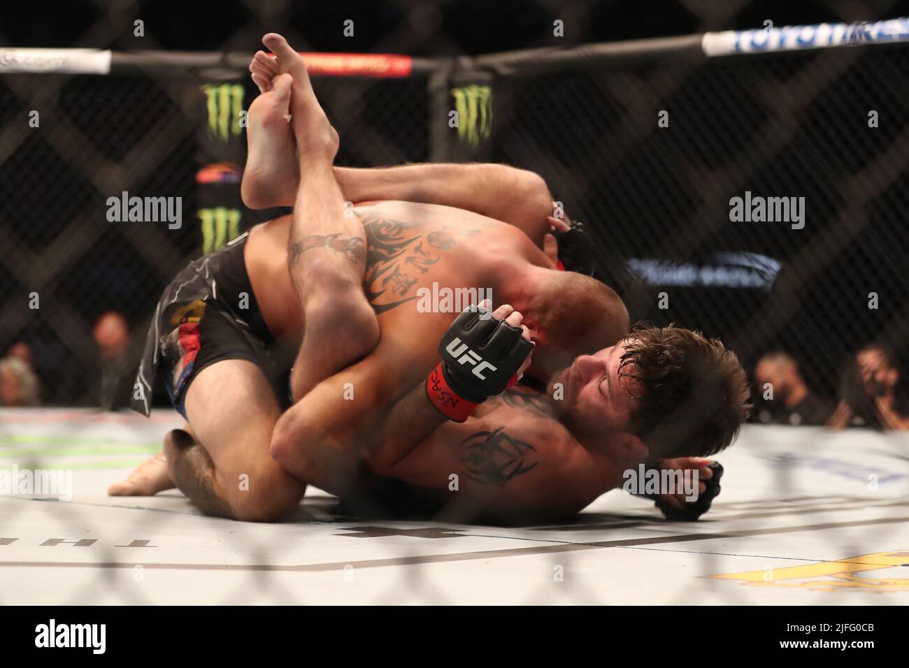 LAS VEGAS, NV - 2. JULI: (R-L) Jim Miller kontrolliert den Körper von Donald Cerrone in ihrem Weltgewichtssorg während der UFC 276 Veranstaltung in der T-Mobile Arena am 2. Juli 2022 in Las Vegas, Nevada, USA. (Foto von Alejandro Salazar/PxImages) Stockfoto