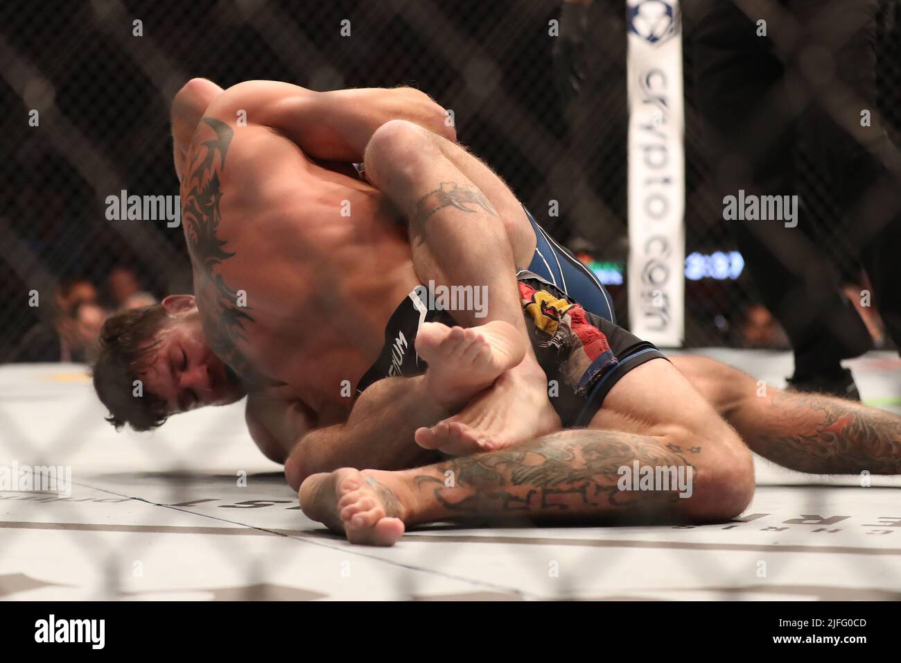 LAS VEGAS, NV - 2. JULI: (L-R) Jim Miller reicht Donald Cerrone bei ihrem Weltweight-Kampf während der UFC 276-Veranstaltung in der T-Mobile Arena am 2. Juli 2022 in Las Vegas, Nevada, USA, ein. (Foto von Alejandro Salazar/PxImages) Stockfoto