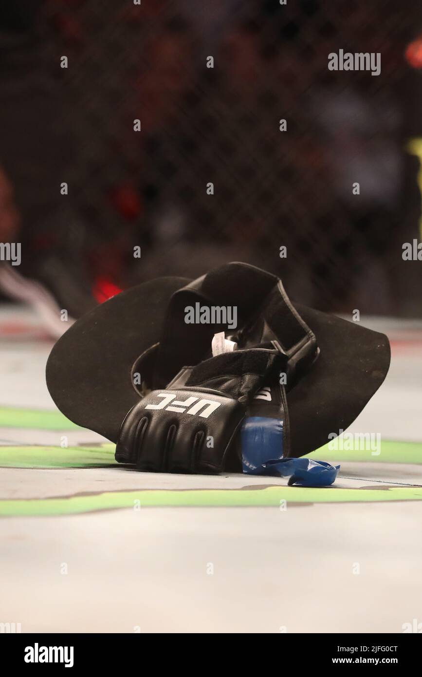LAS VEGAS, NV - 2. JULI: Donald Cerrones Hut und Handschuh wird gesehen, nachdem er den Ausscheiden von MMA während der UFC 276 in der T-Mobile Arena am 2. Juli 2022 in Las Vegas, Nevada, USA, bekanntgegeben hat. (Foto von Alejandro Salazar/PxImages) Stockfoto