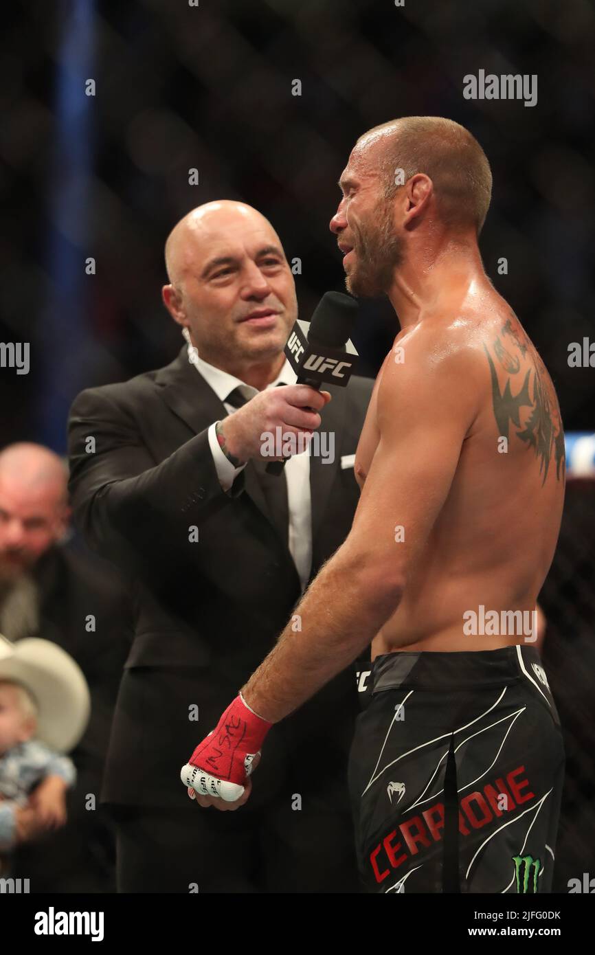 LAS VEGAS, NV - 2. JULI: Donald Cerrone kündigt den Ausscheiden von MMA während der UFC 276 in der T-Mobile Arena am 2. Juli 2022 in Las Vegas, Nevada, USA, an. (Foto von Alejandro Salazar/PxImages) Stockfoto