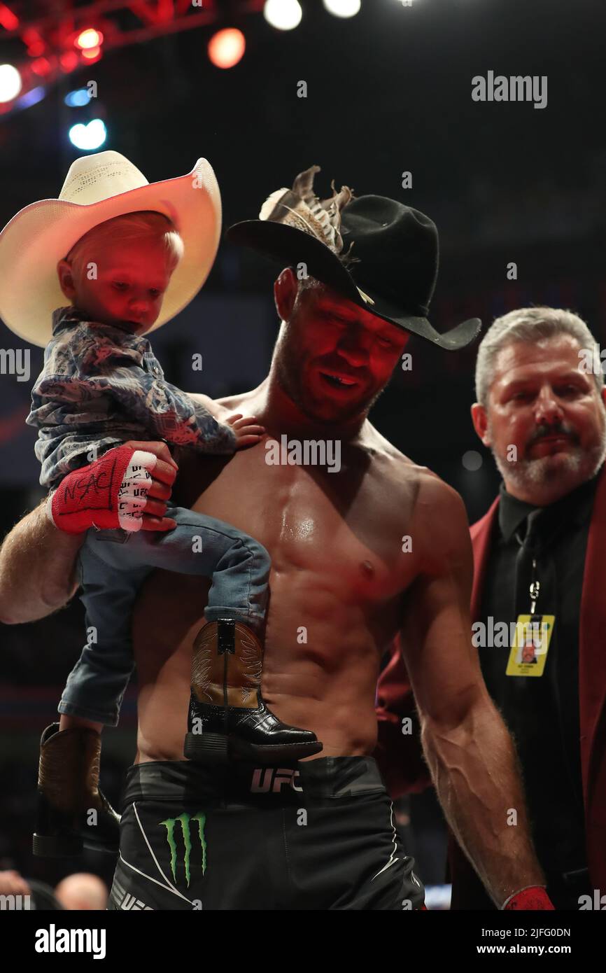 LAS VEGAS, NV - 2. JULI: Donald Cerrone kündigt den Ausscheiden von MMA während der UFC 276 in der T-Mobile Arena am 2. Juli 2022 in Las Vegas, Nevada, USA, an. (Foto von Alejandro Salazar/PxImages) Stockfoto