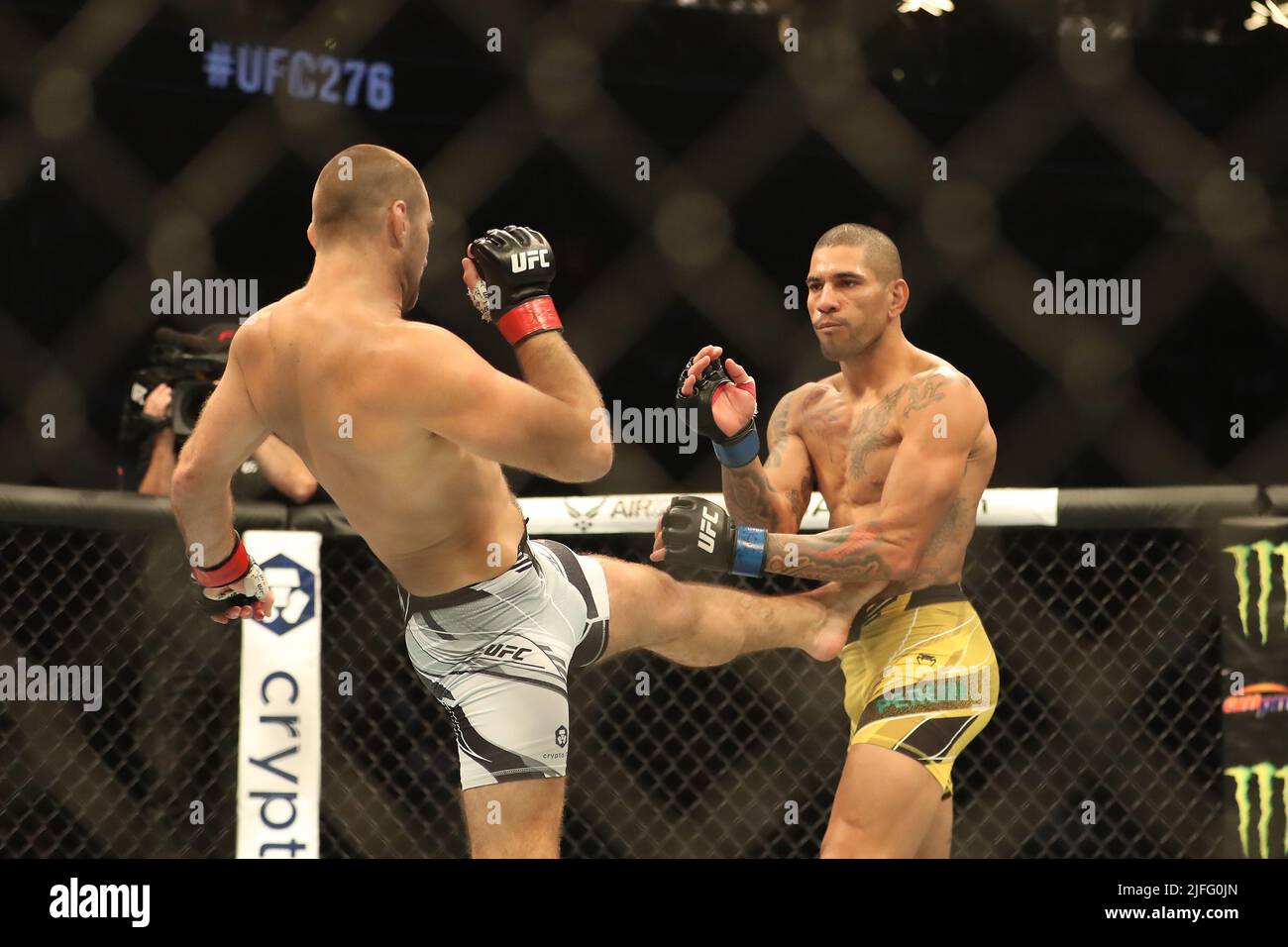 Las Vegas, Usa. 02.. Juli 2022. LAS VEGAS, NV - 2. JULI: (L-R) Sean Strickland tritt Alex Pereira bei ihrem Mittelgewicht-Kampf während der UFC 276 in der T-Mobile Arena am 2. Juli 2022 in Las Vegas, Nevada, USA, an. (Foto von Alejandro Salazar/PxImages) Credit: Px Images/Alamy Live News Stockfoto