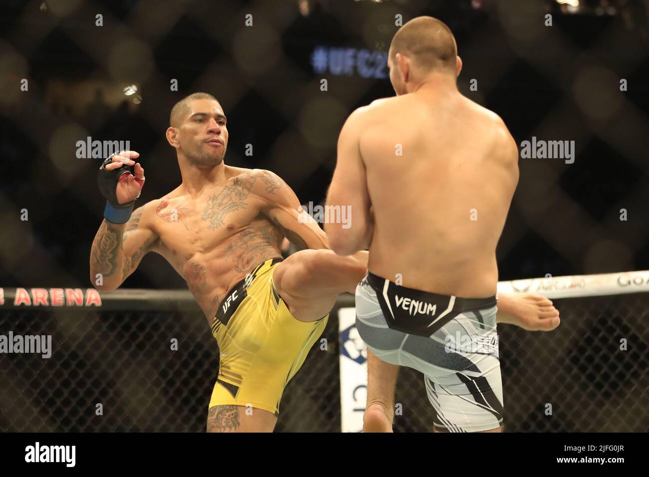 Las Vegas, Usa. 02.. Juli 2022. LAS VEGAS, NV - 2. JULI: (L-R) Alex Pereira tritt Sean Strickland bei ihrem Mittelgewicht-Kampf während der UFC 276 in der T-Mobile Arena am 2. Juli 2022 in Las Vegas, Nevada, USA, an. (Foto von Alejandro Salazar/PxImages) Credit: Px Images/Alamy Live News Stockfoto