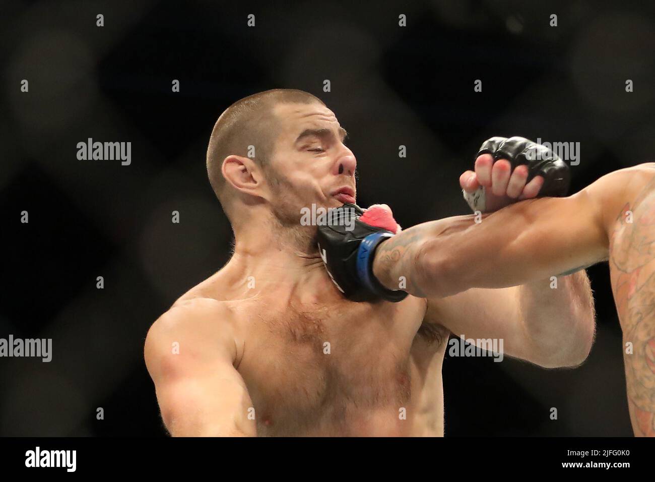 Las Vegas, Usa. 02.. Juli 2022. LAS VEGAS, NV - 2. JULI: (R-L) Alex Pereira schlägt Sean Strickland während der UFC 276 in der T-Mobile Arena am 2. Juli 2022 in Las Vegas, Nevada, USA, in ihrer Middleweight-Kampftörbe aus. (Foto von Alejandro Salazar/PxImages) Credit: Px Images/Alamy Live News Stockfoto