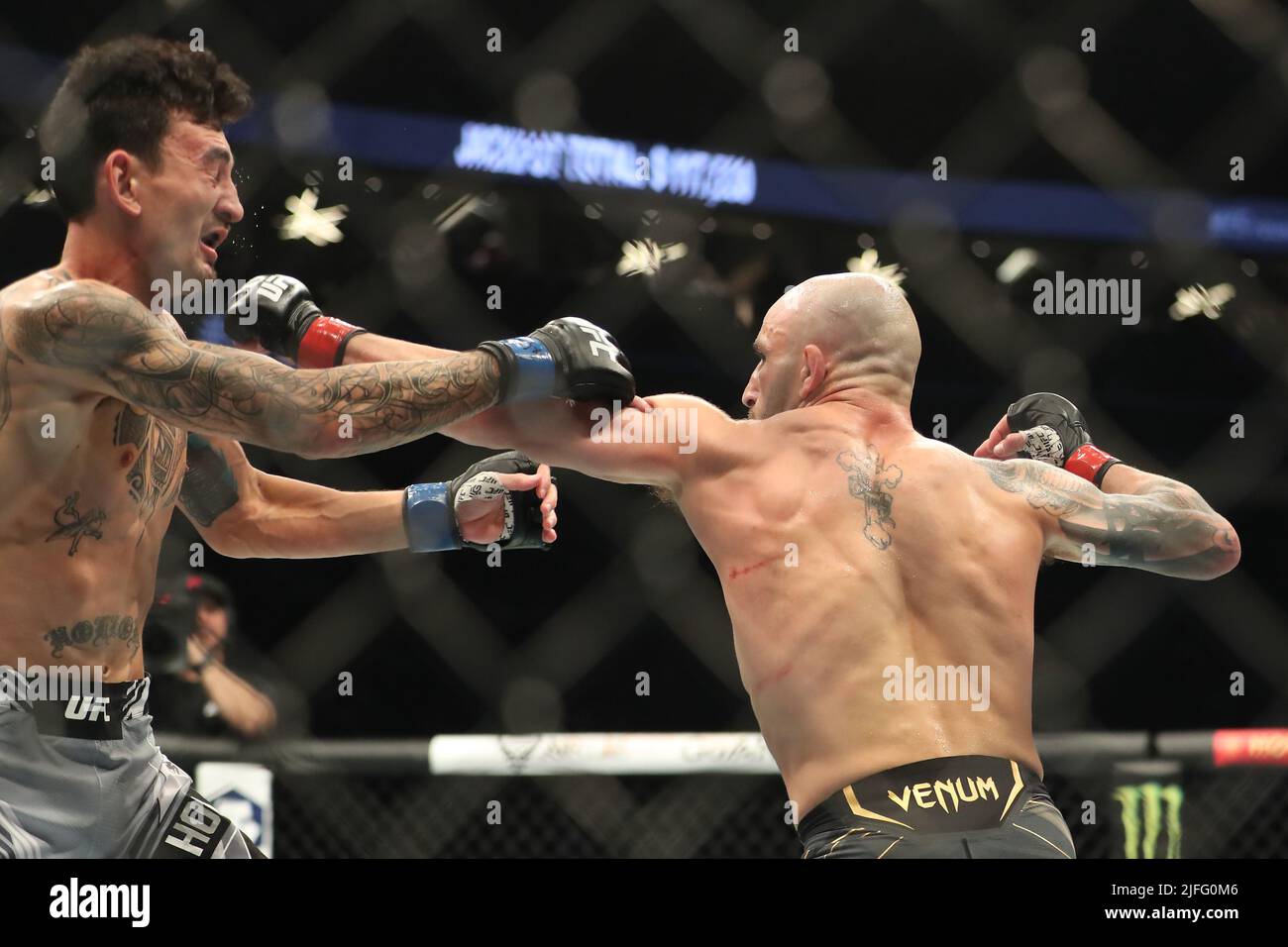 Las Vegas, Usa. 02.. Juli 2022. LAS VEGAS, NV - 2. JULI: (R-L) Alexander Volkanovski schlägt Max Holloway in ihrem 5-runden Featherweight-Titelstoß während des UFC 276-Events in der T-Mobile Arena am 2. Juli 2022 in Las Vegas, Nevada, USA. (Foto von Alejandro Salazar/PxImages) Credit: Px Images/Alamy Live News Stockfoto