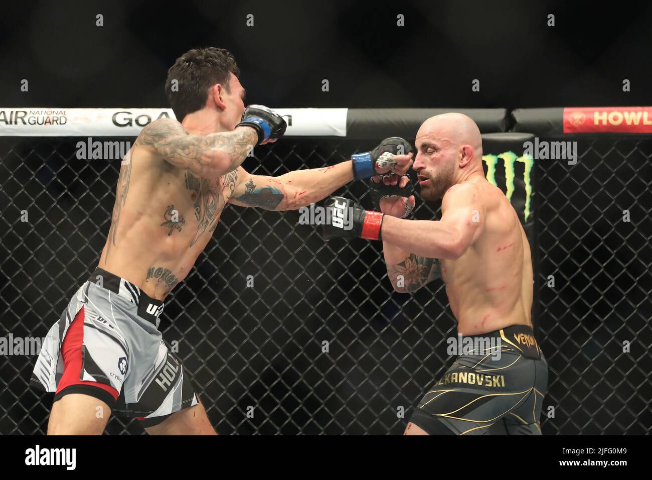 Las Vegas, Usa. 02.. Juli 2022. LAS VEGAS, NV - 2. JULI: (L-R) Max Holloway schlägt Alexander Volkanovski bei seinem 5-runden Featherweight-Titelstoß während des UFC 276-Events in der T-Mobile Arena am 2. Juli 2022 in Las Vegas, Nevada, USA. (Foto von Alejandro Salazar/PxImages) Credit: Px Images/Alamy Live News Stockfoto