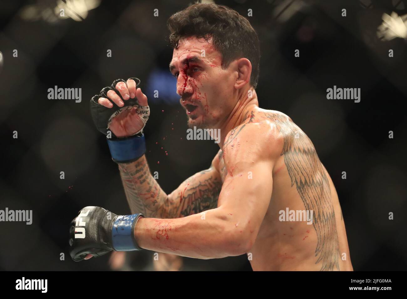 Las Vegas, Usa. 02.. Juli 2022. LAS VEGAS, NV - 2. JULI: Max Holloway wird in seinem Kampf gegen Alexander Volkanovski in ihrem 5-runden Featherweight-Titelkampf während des UFC 276-Events in der T-Mobile Arena am 2. Juli 2022 in Las Vegas, Nevada, USA, gesehen. (Foto von Alejandro Salazar/PxImages) Credit: Px Images/Alamy Live News Stockfoto