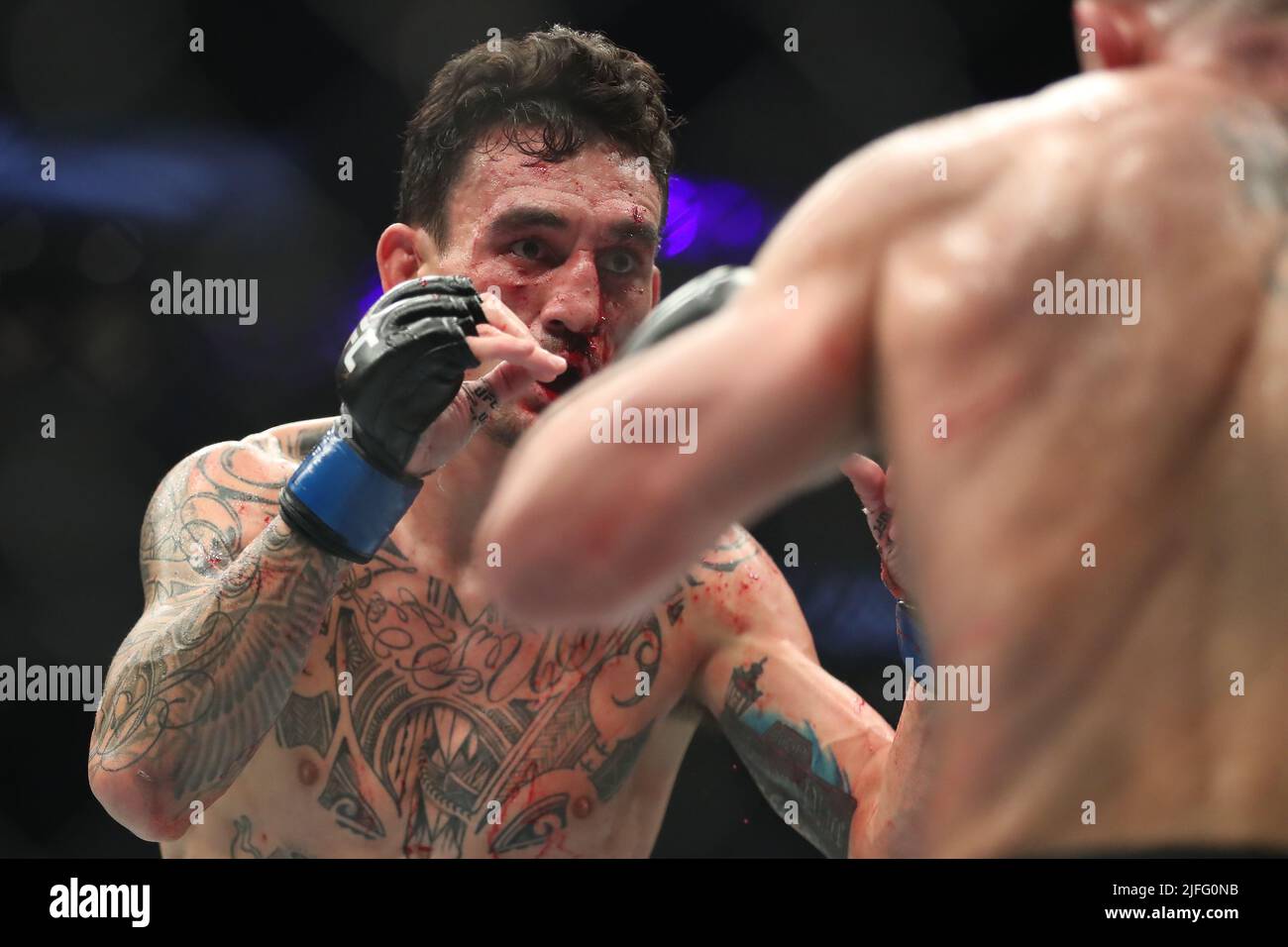 Las Vegas, Usa. 02.. Juli 2022. LAS VEGAS, NV - 2. JULI: (L-R) Max Holloway kämpft während des UFC 276-Events in der T-Mobile Arena am 2. Juli 2022 in Las Vegas, Nevada, USA, gegen Alexander Volkanovski in ihrem 5-runden Featherweight-Titelkampf. (Foto von Alejandro Salazar/PxImages) Credit: Px Images/Alamy Live News Stockfoto
