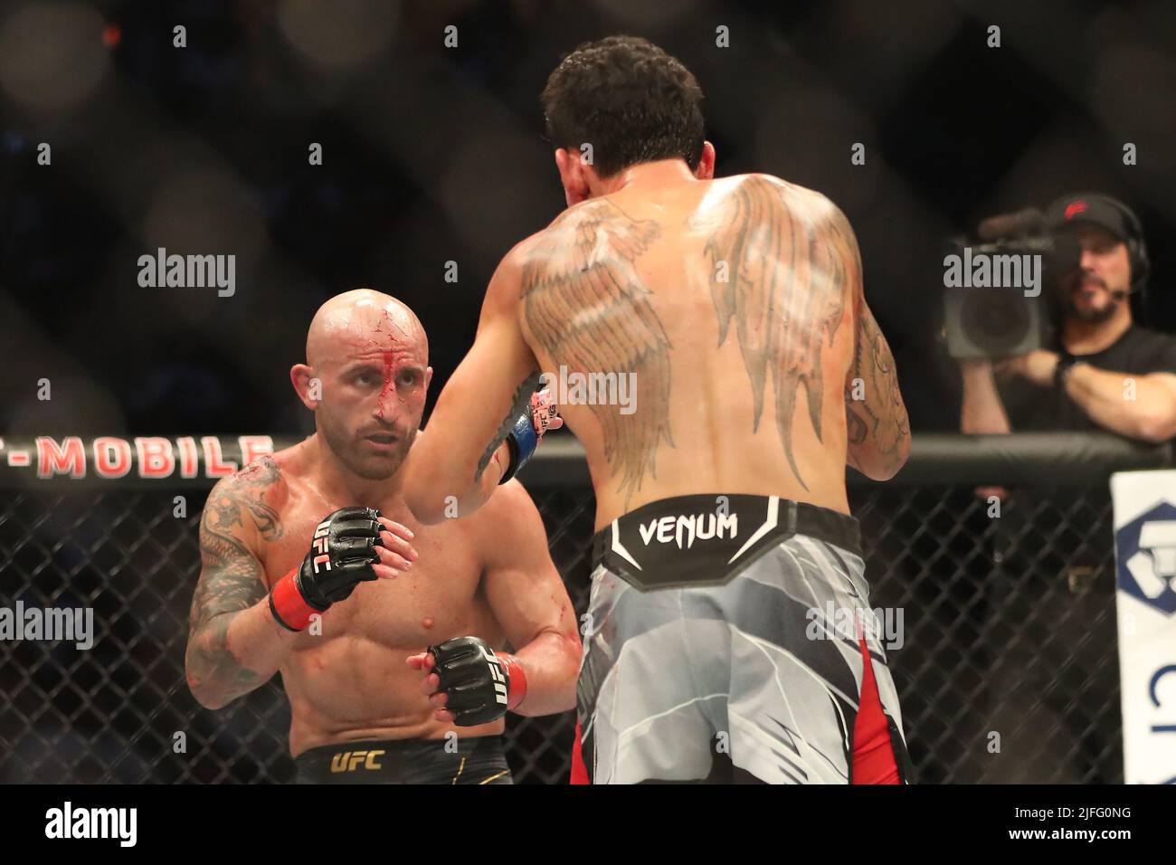 Las Vegas, Usa. 02.. Juli 2022. LAS VEGAS, NV - 2. JULI: (L-R) Alexander Volkanovski kämpft während des UFC 276-Events in der T-Mobile Arena am 2. Juli 2022 in Las Vegas, Nevada, USA, gegen Max Holloway in ihrem 5-runden Featherweight-Titelkampf. (Foto von Alejandro Salazar/PxImages) Credit: Px Images/Alamy Live News Stockfoto