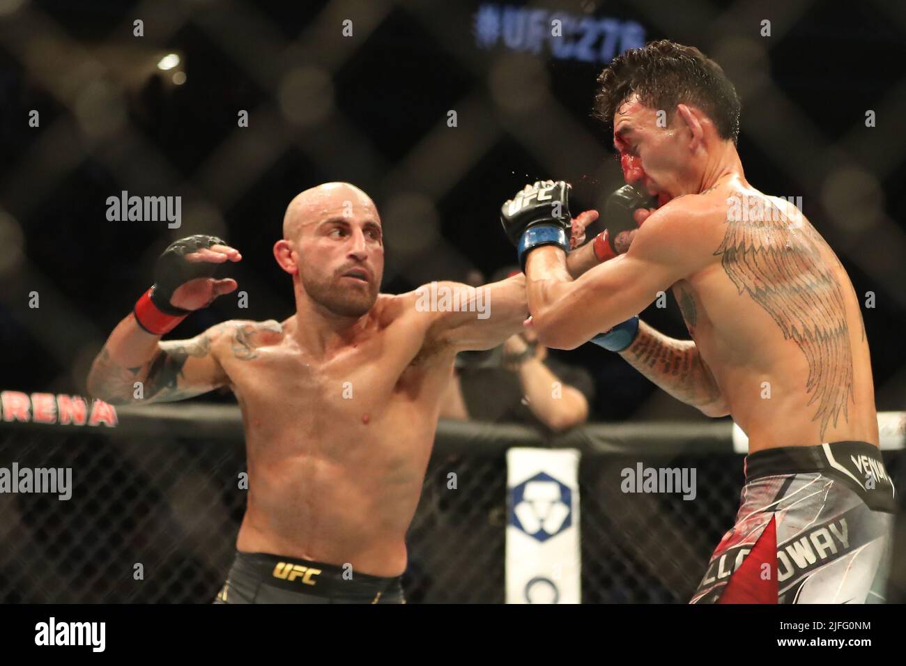 Las Vegas, Usa. 02.. Juli 2022. LAS VEGAS, NV - 2. JULI: (L-R) Alexander Volkanovski schlägt Max Holloway in ihrem 5-runden Featherweight-Titelstoß während des UFC 276-Events in der T-Mobile Arena am 2. Juli 2022 in Las Vegas, Nevada, USA. (Foto von Alejandro Salazar/PxImages) Credit: Px Images/Alamy Live News Stockfoto