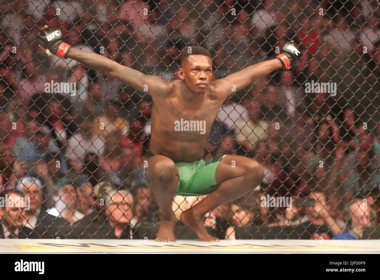Las Vegas, Usa. 02.. Juli 2022. LAS VEGAS, NV - 2. JULI: Israel Adesanya bereitet sich auf den Kampf gegen Jared Cannonier in ihrem 5-Runden-Titelkampf im Mittelgewicht während des UFC 276-Events in der T-Mobile Arena am 2. Juli 2022 in Las Vegas, Nevada, USA, vor. (Foto von Alejandro Salazar/PxImages) Credit: Px Images/Alamy Live News Stockfoto