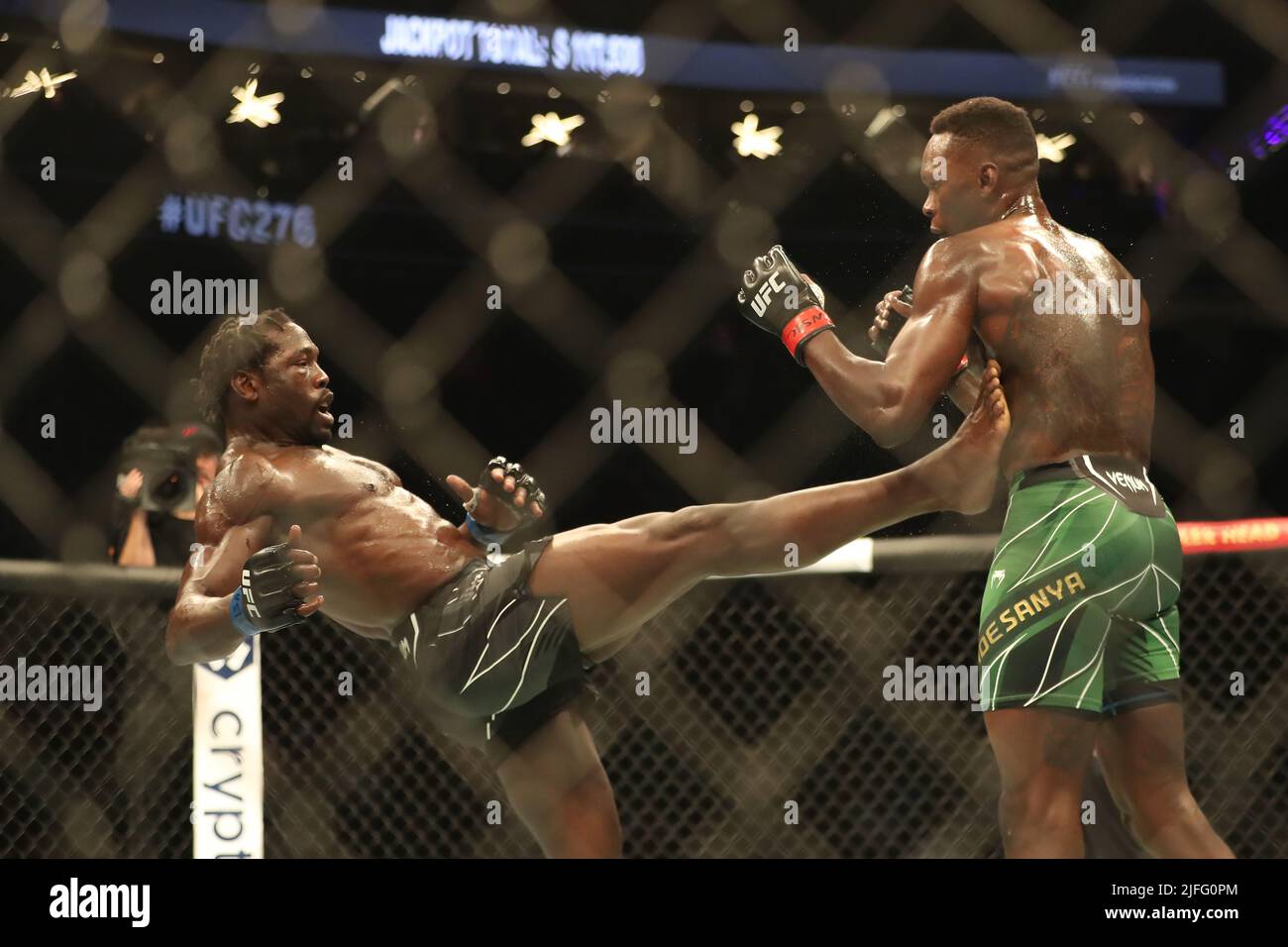 Las Vegas, Usa. 02.. Juli 2022. LAS VEGAS, NV - 2. JULI: (L-R) Jared Cannonier tritt Israel Adesanya in ihrem 5-Runden-Titelgewinn im Mittelgewicht während des UFC 276-Events in der T-Mobile Arena am 2. Juli 2022 in Las Vegas, Nevada, USA, an. (Foto von Alejandro Salazar/PxImages) Credit: Px Images/Alamy Live News Stockfoto