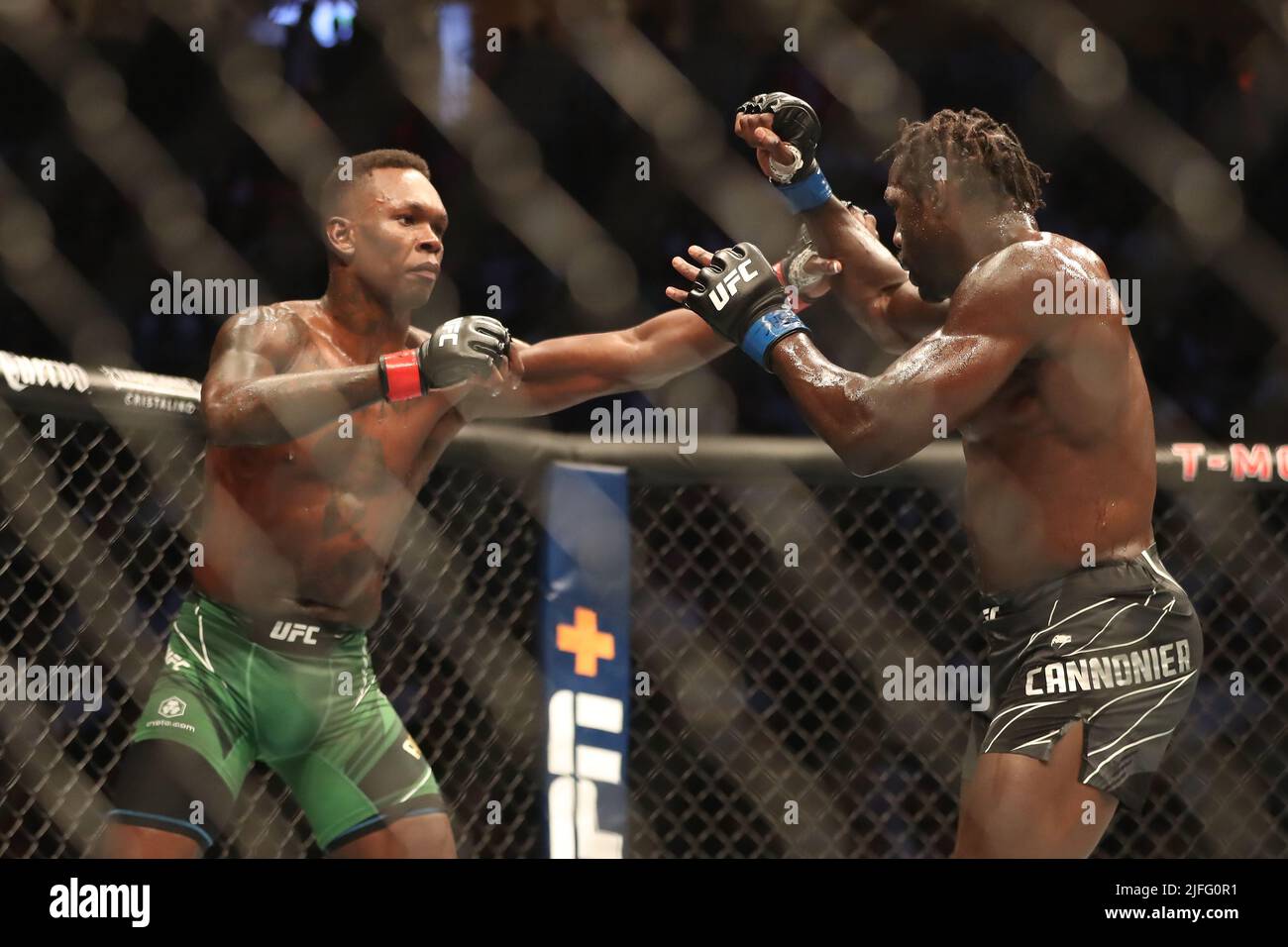 Las Vegas, Usa. 02.. Juli 2022. LAS VEGAS, NV - 2. JULI: (L-R) Israel Adesanya kämpft während des UFC 276-Turniers in der T-Mobile Arena am 2. Juli 2022 in Las Vegas, Nevada, USA, gegen Jared Cannonier in ihrem 5-Runden-Titelkampf im Mittelgewicht. (Foto von Alejandro Salazar/PxImages) Credit: Px Images/Alamy Live News Stockfoto