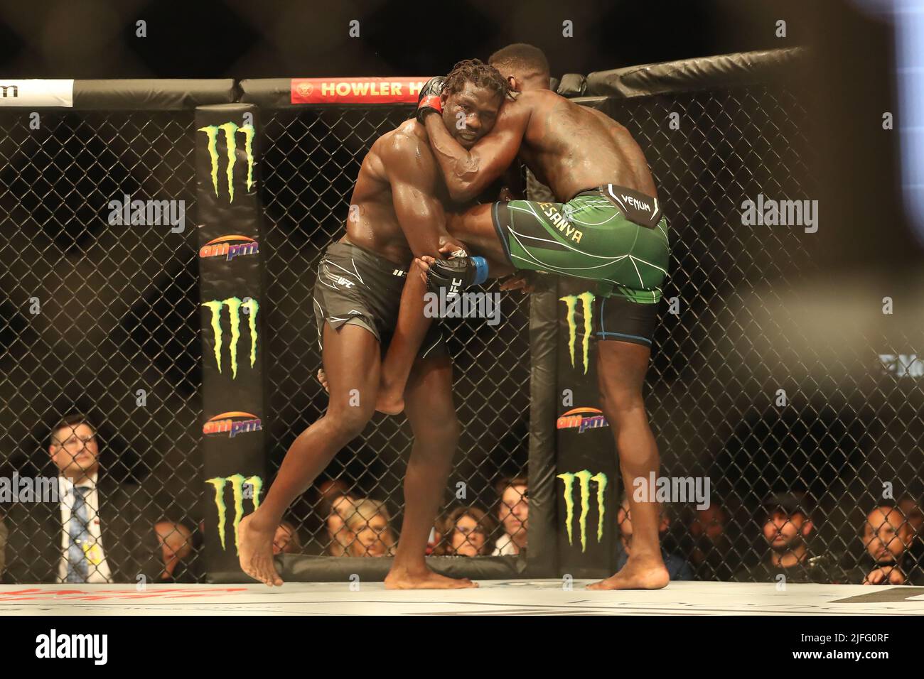 Las Vegas, Usa. 02.. Juli 2022. LAS VEGAS, NV - 2. JULI: (L-R) Jared Cannonier kontrolliert den Leichnam Israels Adesanya in ihrem 5-runden Middleweight-Titelgewinn während des UFC 276-Events in der T-Mobile Arena am 2. Juli 2022 in Las Vegas, Nevada, USA. (Foto von Alejandro Salazar/PxImages) Credit: Px Images/Alamy Live News Stockfoto