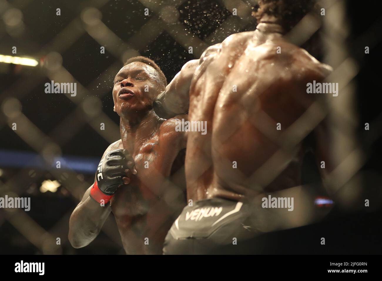Las Vegas, Usa. 02.. Juli 2022. LAS VEGAS, NV - 2. JULI: (R-L) Jared Cannonier schlägt Israel Adesanya bei ihrem 5-runden Titelgewinn im Mittelgewicht während des UFC 276-Events in der T-Mobile Arena am 2. Juli 2022 in Las Vegas, Nevada, USA. (Foto von Alejandro Salazar/PxImages) Credit: Px Images/Alamy Live News Stockfoto