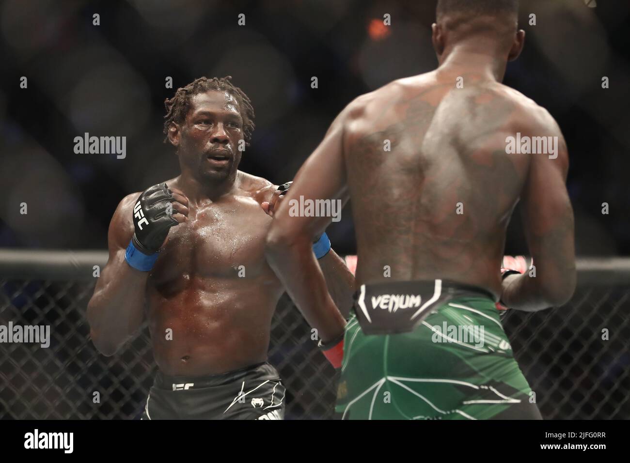 Las Vegas, Usa. 02.. Juli 2022. LAS VEGAS, NV - 2. JULI: (R-L) Israel Adesanya kämpft während des UFC 276-Turniers in der T-Mobile Arena am 2. Juli 2022 in Las Vegas, Nevada, USA, gegen Jared Cannonier in ihrem 5-Runden-Titelkampf im Mittelgewicht. (Foto von Alejandro Salazar/PxImages) Credit: Px Images/Alamy Live News Stockfoto