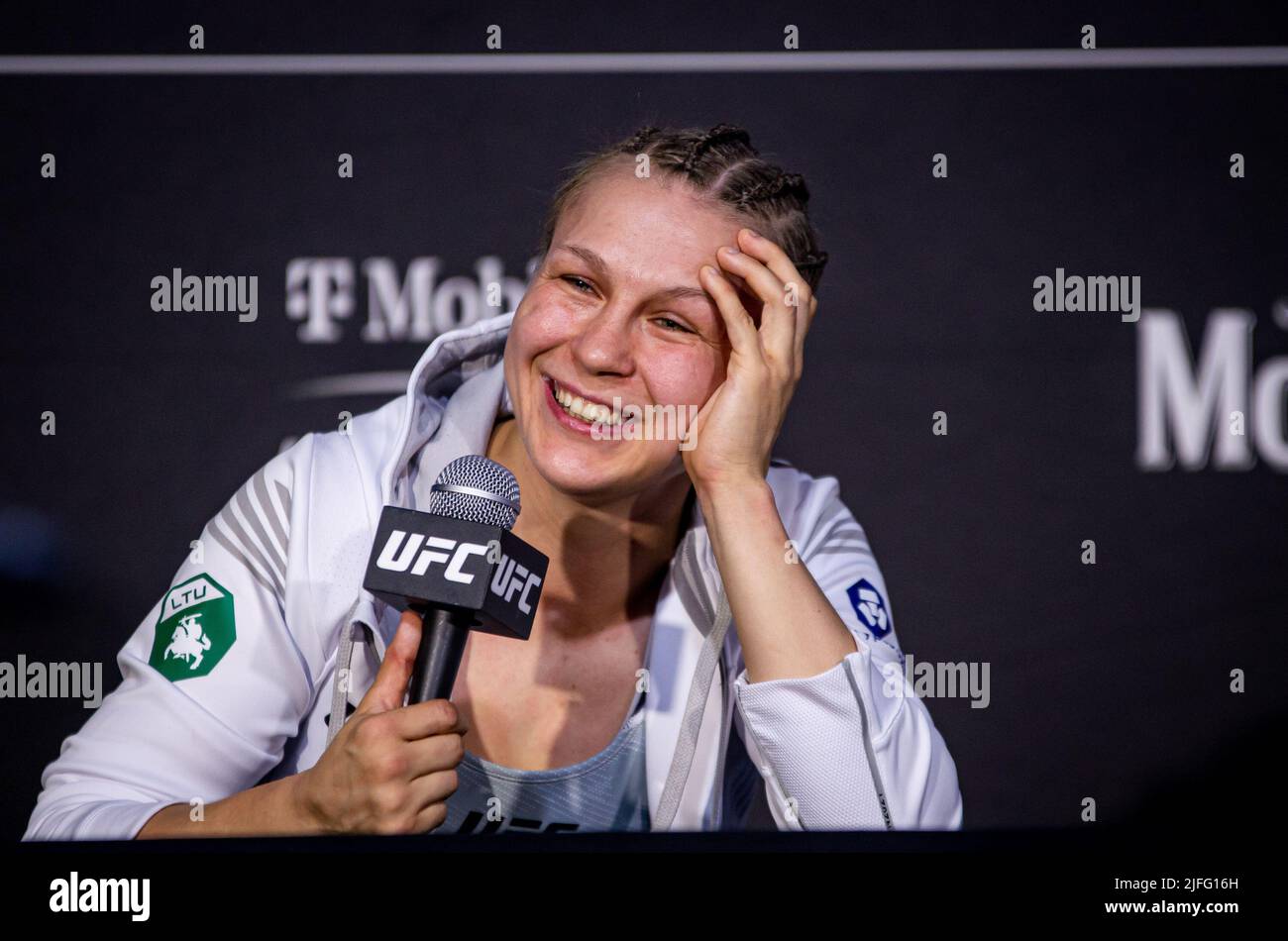 Las Vegas, Nv, Usa. 02.. Juli 2022. LAS VEGAS, NV - 2. Juli: Julija Stoliarenko lächelt nach ihrem Sieg über Jessica Rose-Clarke über die Einreichung bei 0:42 der ersten Runde beim UFC 276: Adasenya gegen Cannonier in der T-Mobile Arena, Las Vegas, NV, USA. (Foto von Matt Davies/PxImages) Credit: Px Images/Alamy Live News Stockfoto