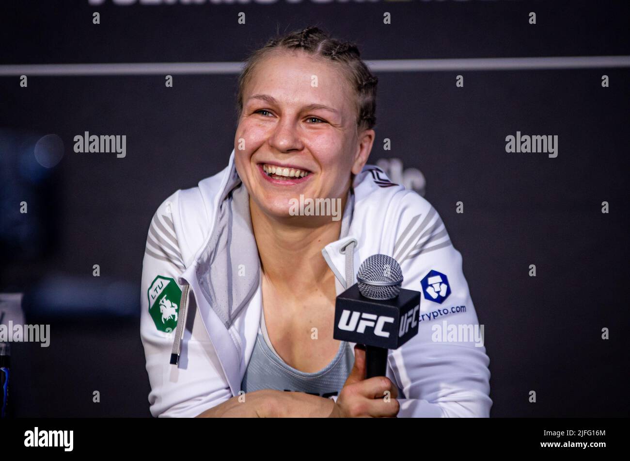Las Vegas, Nv, Usa. 02.. Juli 2022. LAS VEGAS, NV - 2. Juli: Julija Stoliarenko lächelt nach ihrem Sieg über Jessica Rose-Clarke über die Einreichung bei 0:42 der ersten Runde beim UFC 276: Adasenya gegen Cannonier in der T-Mobile Arena, Las Vegas, NV, USA. (Foto von Matt Davies/PxImages) Credit: Px Images/Alamy Live News Stockfoto