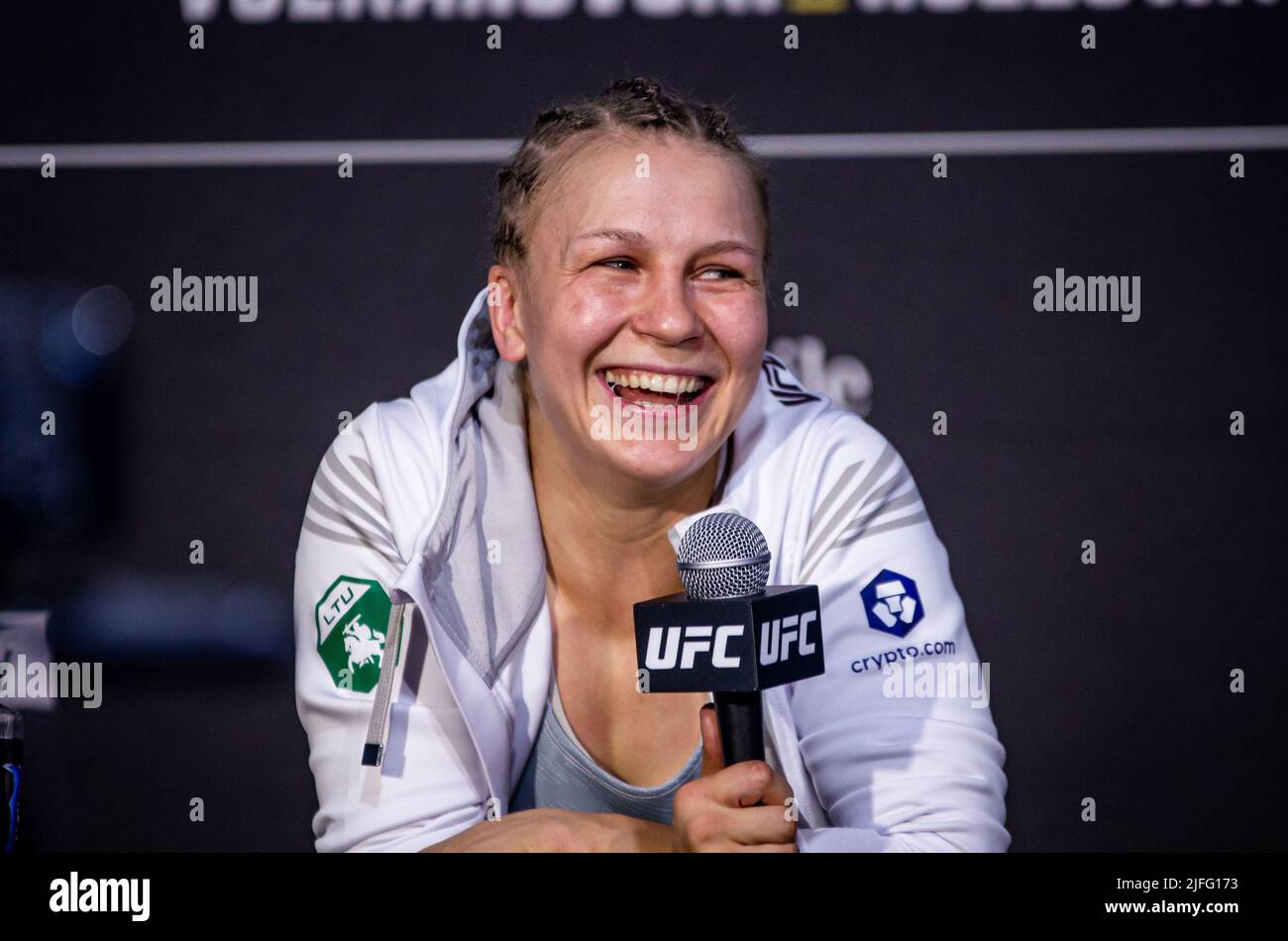 Las Vegas, Nv, Usa. 02.. Juli 2022. LAS VEGAS, NV - 2. Juli: Julija Stoliarenko lächelt nach ihrem Sieg über Jessica Rose-Clarke über die Einreichung bei 0:42 der ersten Runde beim UFC 276: Adasenya gegen Cannonier in der T-Mobile Arena, Las Vegas, NV, USA. (Foto von Matt Davies/PxImages) Credit: Px Images/Alamy Live News Stockfoto