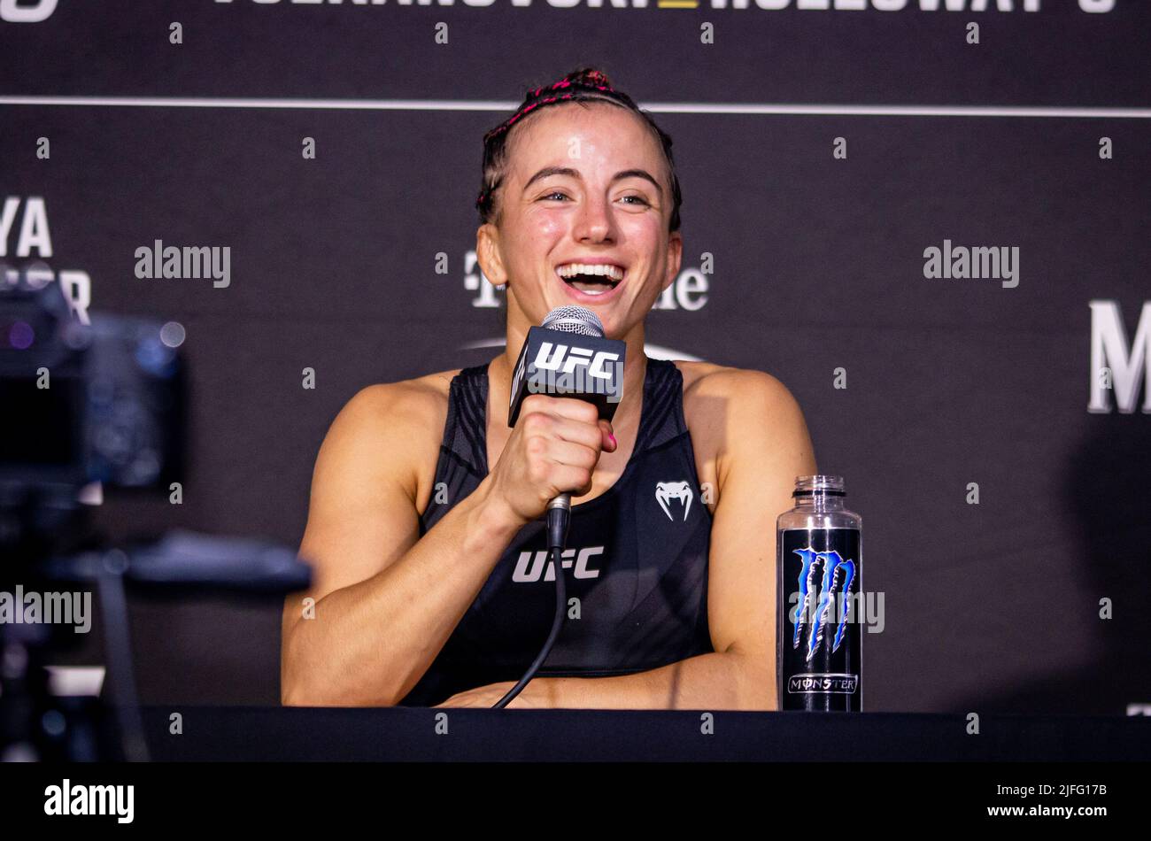 Las Vegas, Nv, Usa. 02.. Juli 2022. LAS VEGAS, NV - 2. Juli: Maycee Barber spricht mit einem Lächeln auf die Medien nach ihrem Sieg über Jessica Eye durch einstimmige Entscheidung (29-28, 29-28, 30-27 ) nach 3 Runden bei der UFC 276: Adasenya gegen Cannonier in der T-Mobile Arena, Las Vegas, NV, USA. (Foto von Matt Davies/PxImages) Credit: Px Images/Alamy Live News Stockfoto