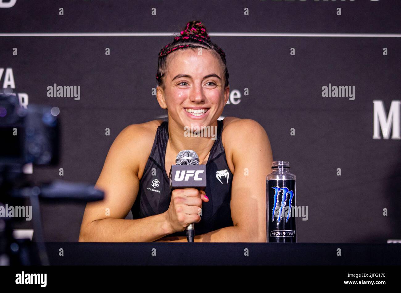 Las Vegas, Nv, Usa. 02.. Juli 2022. LAS VEGAS, NV - 2. Juli: Maycee Barber spricht mit einem Lächeln auf die Medien nach ihrem Sieg über Jessica Eye durch einstimmige Entscheidung (29-28, 29-28, 30-27 ) nach 3 Runden bei der UFC 276: Adasenya gegen Cannonier in der T-Mobile Arena, Las Vegas, NV, USA. (Foto von Matt Davies/PxImages) Credit: Px Images/Alamy Live News Stockfoto