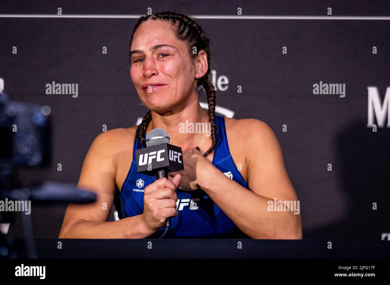 Las Vegas, Nv, Usa. 02.. Juli 2022. LAS VEGAS, NV - 2. Juli: Jessica Eye spricht die Medien mit einem Lächeln und einigen Tränen an, nachdem sie ihren Ruhestand nach ihrem Verlust an Maycee Barber durch einstimmigen Beschluss (29-28, 29-28, 30-27 ) nach 3 Runden bei der UFC 276 verkündet hat: Adasenya gegen Cannonier in der T-Mobile Arena, Las Vegas, NV, USA. (Foto von Matt Davies/PxImages) Credit: Px Images/Alamy Live News Stockfoto