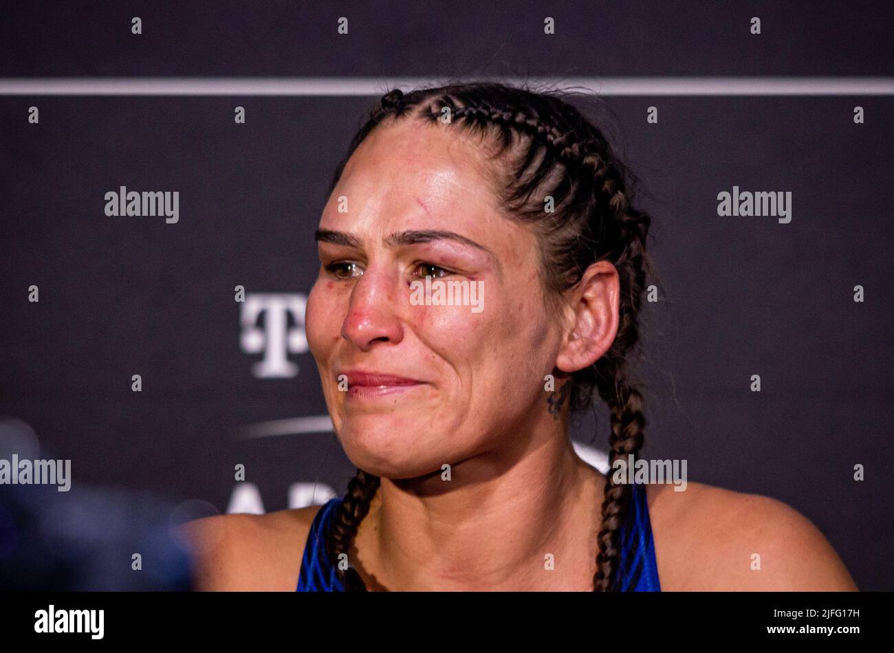Las Vegas, Nv, Usa. 02.. Juli 2022. LAS VEGAS, NV - 2. Juli: Jessica Eye spricht die Medien mit einem Lächeln und einigen Tränen an, nachdem sie ihren Ruhestand nach ihrem Verlust an Maycee Barber durch einstimmigen Beschluss (29-28, 29-28, 30-27 ) nach 3 Runden bei der UFC 276 verkündet hat: Adasenya gegen Cannonier in der T-Mobile Arena, Las Vegas, NV, USA. (Foto von Matt Davies/PxImages) Credit: Px Images/Alamy Live News Stockfoto