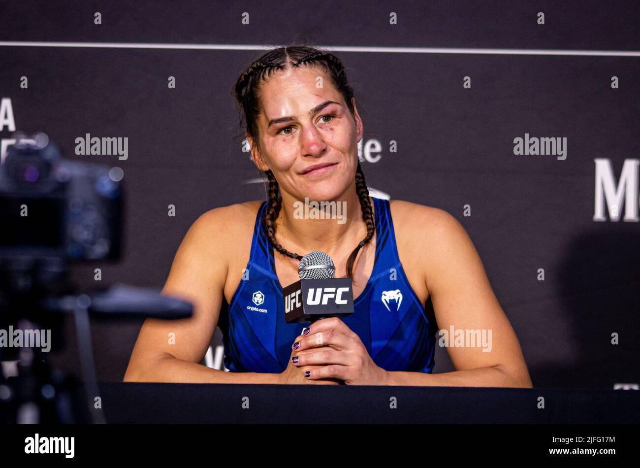 Las Vegas, Nv, Usa. 02.. Juli 2022. LAS VEGAS, NV - 2. Juli: Jessica Eye spricht die Medien mit einem Lächeln und einigen Tränen an, nachdem sie ihren Ruhestand nach ihrem Verlust an Maycee Barber durch einstimmigen Beschluss (29-28, 29-28, 30-27 ) nach 3 Runden bei der UFC 276 verkündet hat: Adasenya gegen Cannonier in der T-Mobile Arena, Las Vegas, NV, USA. (Foto von Matt Davies/PxImages) Credit: Px Images/Alamy Live News Stockfoto