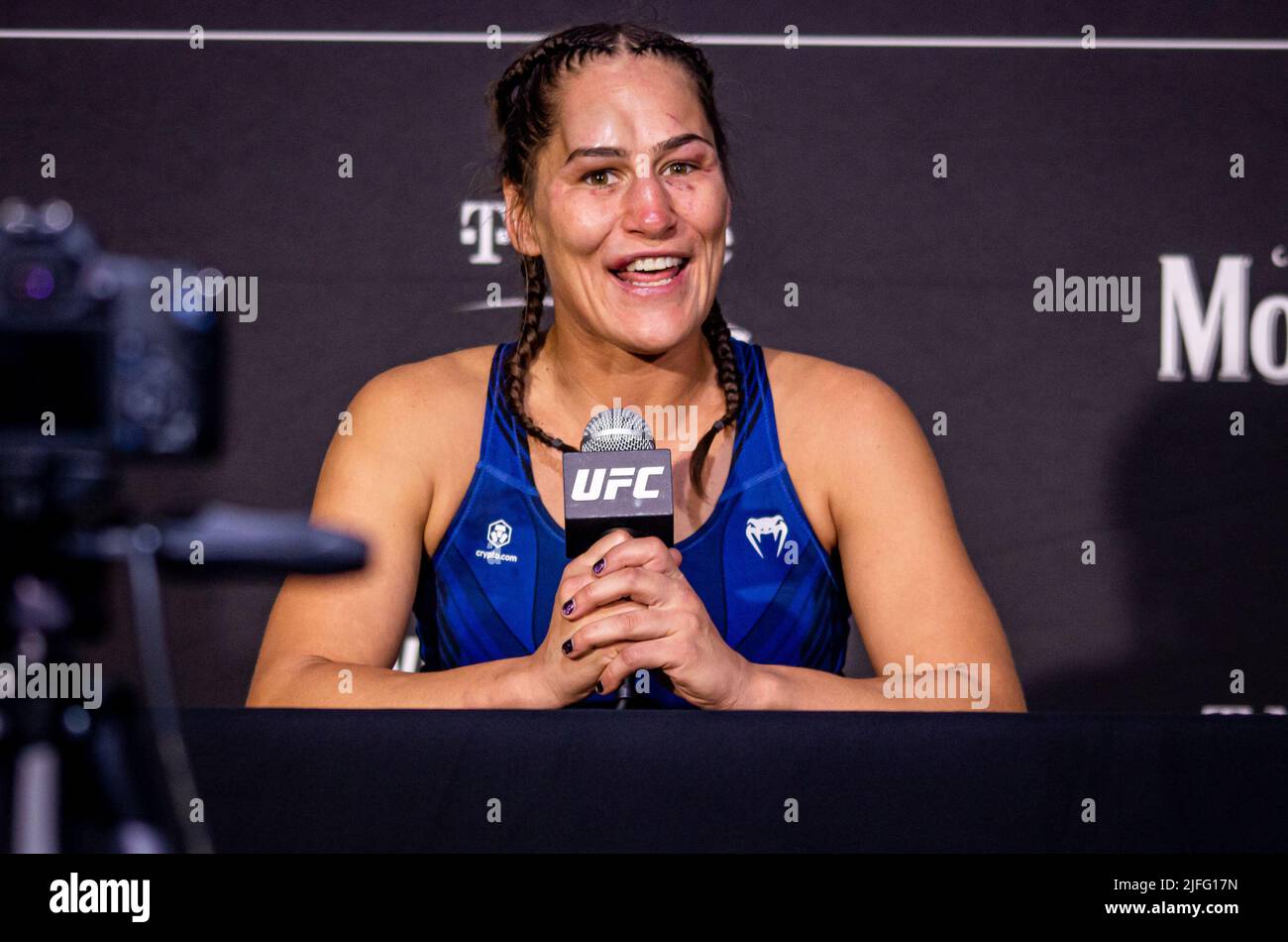 Las Vegas, Nv, Usa. 02.. Juli 2022. LAS VEGAS, NV - 2. Juli: Jessica Eye spricht die Medien mit einem Lächeln und einigen Tränen an, nachdem sie ihren Ruhestand nach ihrem Verlust an Maycee Barber durch einstimmigen Beschluss (29-28, 29-28, 30-27 ) nach 3 Runden bei der UFC 276 verkündet hat: Adasenya gegen Cannonier in der T-Mobile Arena, Las Vegas, NV, USA. (Foto von Matt Davies/PxImages) Credit: Px Images/Alamy Live News Stockfoto