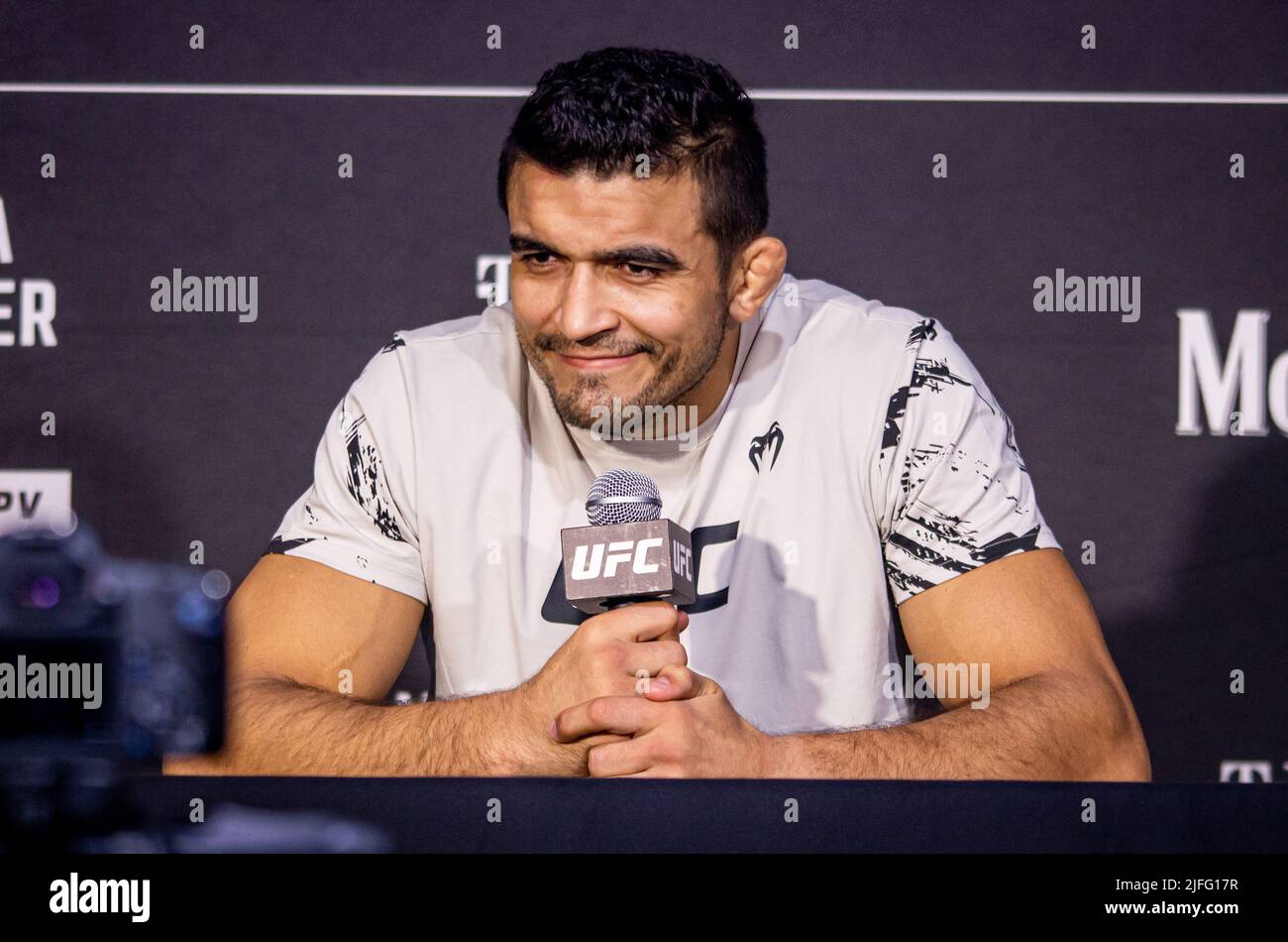 Las Vegas, Nv, Usa. 02.. Juli 2022. LAS VEGAS, NV - 2. Juli: Andre Muniz spricht nach einem dominanten Sieg gegen Uriah Hall durch einstimmigen Beschluss (3 x 30-27 ) nach 3 Runden beim UFC 276: Adasenya gegen Cannonier in der T-Mobile Arena, Las Vegas, NV, USA. (Foto von Matt Davies/PxImages) Credit: Px Images/Alamy Live News Stockfoto