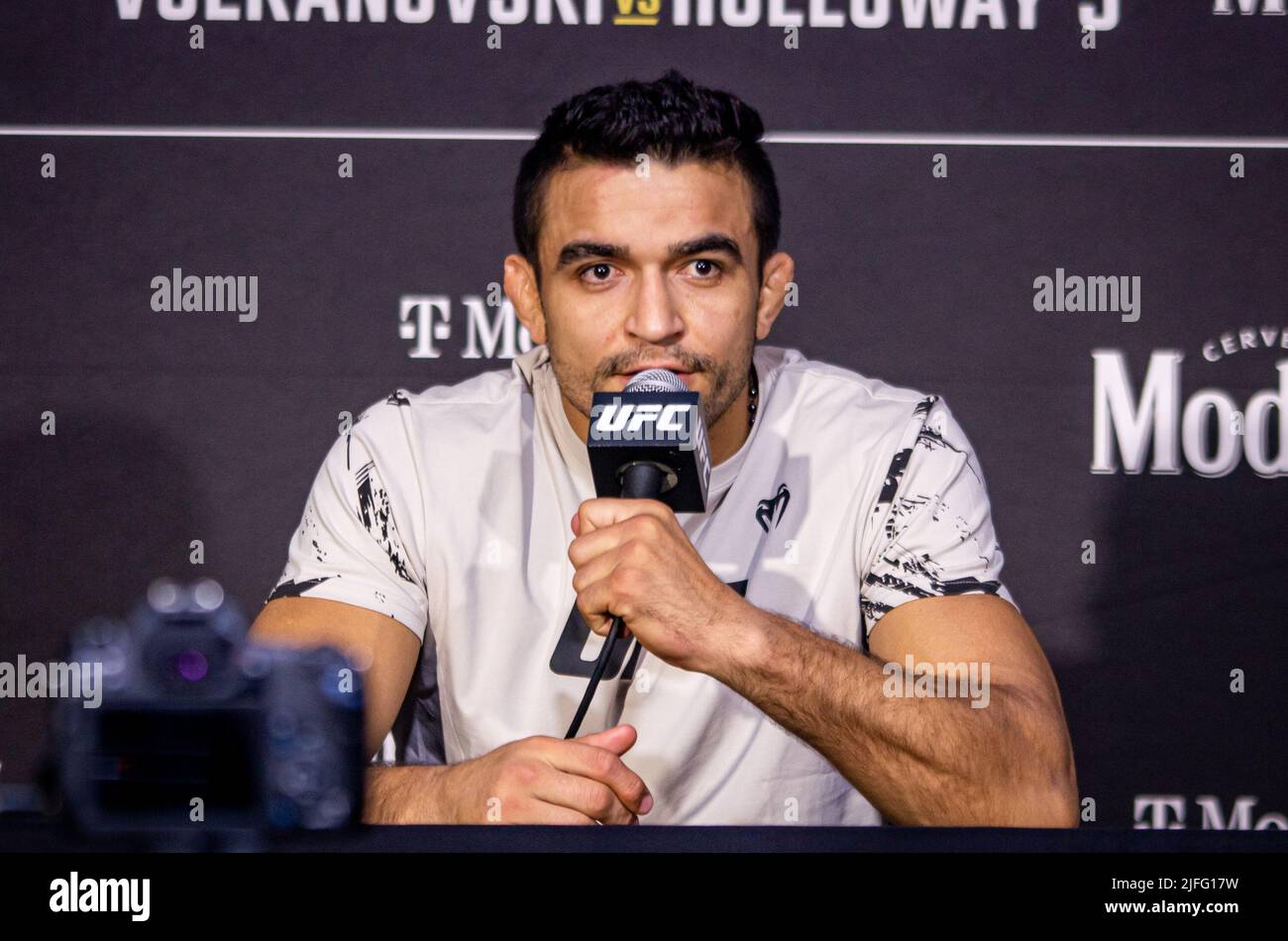 Las Vegas, Nv, Usa. 02.. Juli 2022. LAS VEGAS, NV - 2. Juli: Andre Muniz spricht nach einem dominanten Sieg gegen Uriah Hall durch einstimmigen Beschluss (3 x 30-27 ) nach 3 Runden beim UFC 276: Adasenya gegen Cannonier in der T-Mobile Arena, Las Vegas, NV, USA. (Foto von Matt Davies/PxImages) Credit: Px Images/Alamy Live News Stockfoto