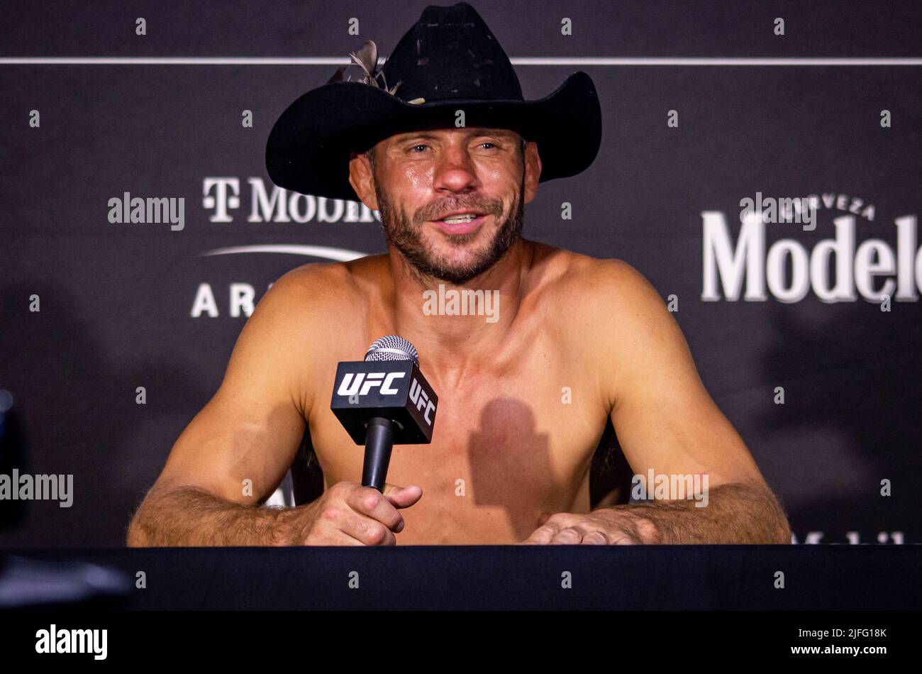 Las Vegas, Nv, Usa. 02.. Juli 2022. LAS VEGAS, NV - Juli 2: Donald ‘Cowboy' Cerrone lächelt, während er über eine lange und verzierte Karriere nachdenkt, spricht die Medien nach seiner Pensionierung im Käfig nach seinem Unterwerfung von Jim Miller bei der UFC 276: Adasenya vs Cannonier in der T-Mobile Arena, Las Vegas, NV, USA. (Foto von Matt Davies/PxImages) Credit: Px Images/Alamy Live News Stockfoto