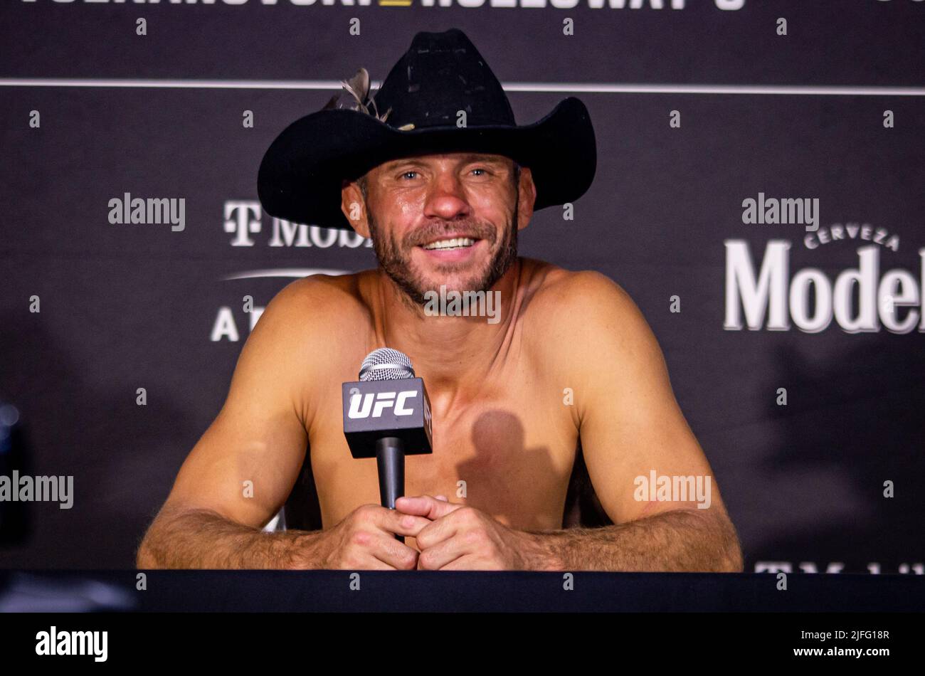 Las Vegas, Nv, Usa. 02.. Juli 2022. LAS VEGAS, NV - Juli 2: Donald ‘Cowboy' Cerrone lächelt, während er über eine lange und verzierte Karriere nachdenkt, spricht die Medien nach seiner Pensionierung im Käfig nach seinem Unterwerfung von Jim Miller bei der UFC 276: Adasenya vs Cannonier in der T-Mobile Arena, Las Vegas, NV, USA. (Foto von Matt Davies/PxImages) Credit: Px Images/Alamy Live News Stockfoto