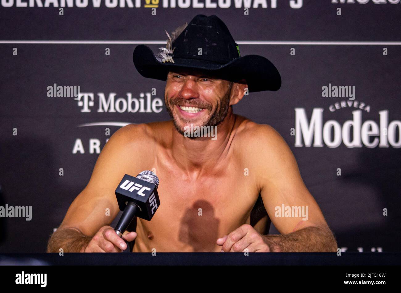 Las Vegas, Nv, Usa. 02.. Juli 2022. LAS VEGAS, NV - Juli 2: Donald ‘Cowboy' Cerrone lächelt, während er über eine lange und verzierte Karriere nachdenkt, spricht die Medien nach seiner Pensionierung im Käfig nach seinem Unterwerfung von Jim Miller bei der UFC 276: Adasenya vs Cannonier in der T-Mobile Arena, Las Vegas, NV, USA. (Foto von Matt Davies/PxImages) Credit: Px Images/Alamy Live News Stockfoto