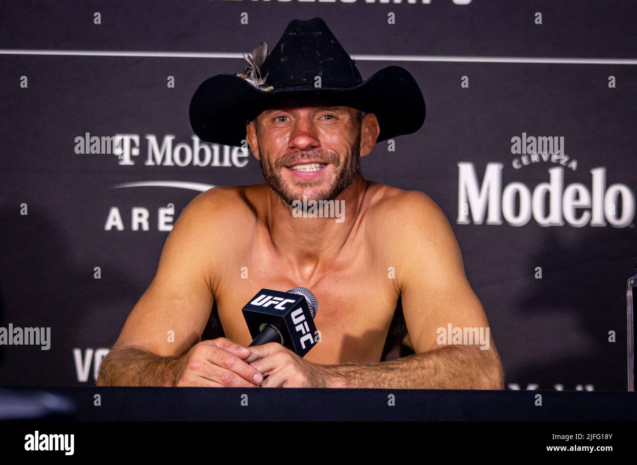 Las Vegas, Nv, Usa. 02.. Juli 2022. LAS VEGAS, NV - Juli 2: Donald ‘Cowboy' Cerrone lächelt, während er über eine lange und verzierte Karriere nachdenkt, spricht die Medien nach seiner Pensionierung im Käfig nach seinem Unterwerfung von Jim Miller bei der UFC 276: Adasenya vs Cannonier in der T-Mobile Arena, Las Vegas, NV, USA. (Foto von Matt Davies/PxImages) Credit: Px Images/Alamy Live News Stockfoto