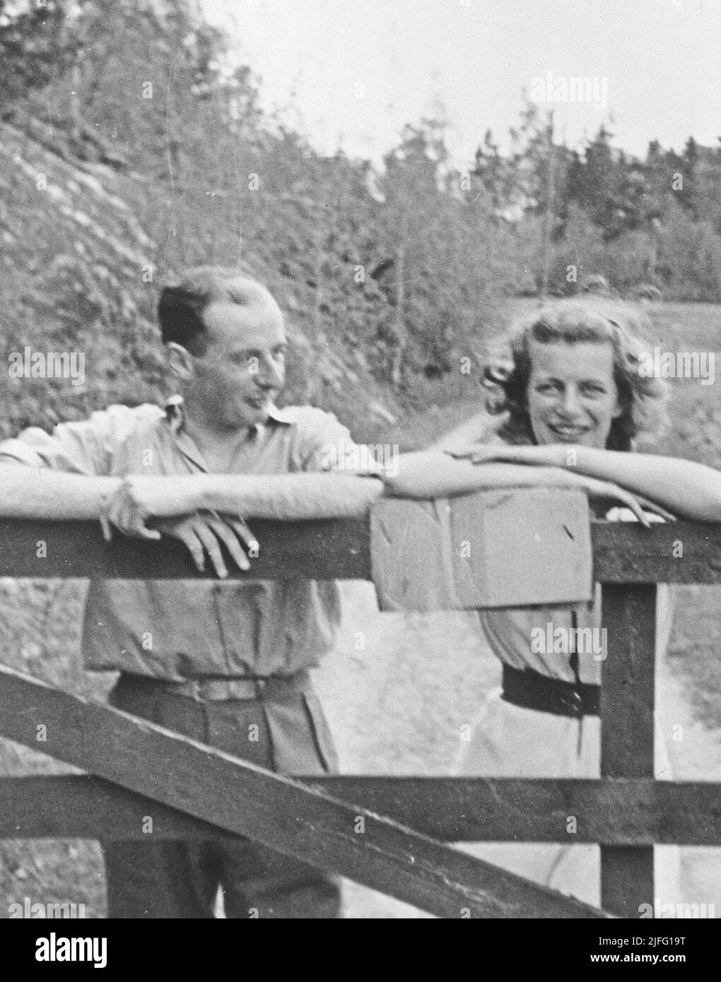 Raoul Wallenberg. Schwedischer Diplomat. Geboren im August 4 1912, verschwunden im Januar 17 1945. Er rettete Tausende von juden im deutsch besetzten Ungarn während des Holocaust von deutschen nazis und ungarischen Faschisten während der späteren Phasen des Zweiten Weltkriegs Was mit ihm geschah, als er starb, ist immer noch Gegenstand fortgesetzter Spekulationen. Raoul Wallenberg links mit seiner Halbschwester Nina Lagergren. 1940. Stockfoto