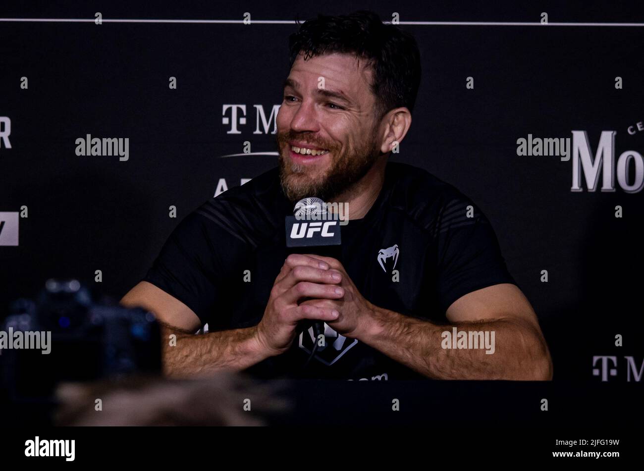 Las Vegas, Nv, Usa. 02.. Juli 2022. LAS VEGAS, NV - Juli 2: Jim Miller ist sehr glücklich, sich an die Medien zu wendet, nachdem er Donald ‘Cowboy' Cerrone besiegt hatte, um der siegreichste Kämpfer der UFC-Geschichte bei der UFC 276 zu werden: Adasenya vs Cannonier in der T-Mobile Arena, Las Vegas, NV, USA. (Foto von Matt Davies/PxImages) Credit: Px Images/Alamy Live News Stockfoto