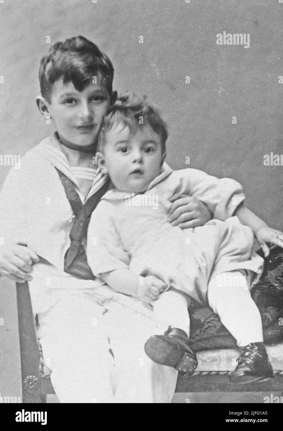 Raoul Wallenberg. Schwedischer Diplomat. Geboren im August 4 1912, verschwunden im Januar 17 1945. Er rettete Tausende von juden im deutsch besetzten Ungarn während des Holocaust von deutschen nazis und ungarischen Faschisten während der späteren Phasen des Zweiten Weltkriegs Was mit ihm geschah, als er starb, ist immer noch Gegenstand fortgesetzter Spekulationen. Raoul Wallenberg links mit seiner Halbschwester Nina Lagergren. 1920s. Stockfoto