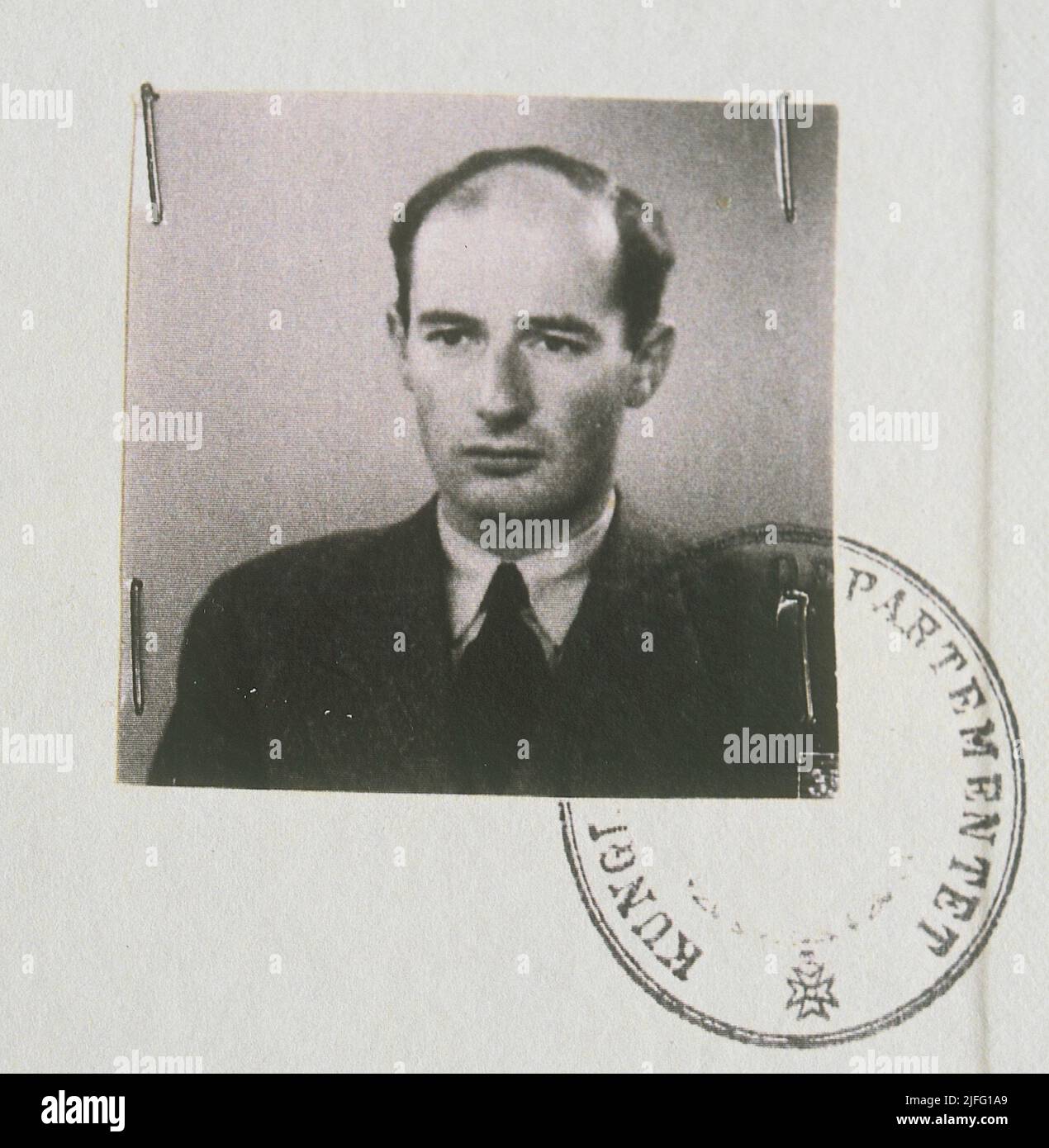 Raoul Wallenberg. Schwedischer Diplomat. Geboren im August 4 1912, verschwunden im Januar 17 1945. Er rettete Tausende von juden im deutsch besetzten Ungarn während des Holocaust von deutschen nazis und ungarischen Faschisten während der späteren Phasen des Zweiten Weltkriegs Was mit ihm geschah, als er starb, ist immer noch Gegenstand fortgesetzter Spekulationen. Bildausschnitt seines diplomatischen Passes, ausgestellt am 30. juni 1944. Stockfoto