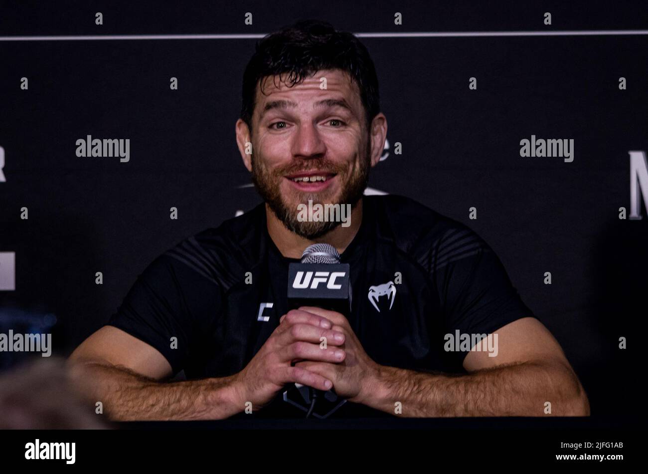 Las Vegas, Nv, Usa. 02.. Juli 2022. LAS VEGAS, NV - Juli 2: Jim Miller ist sehr glücklich, sich an die Medien zu wendet, nachdem er Donald ‘Cowboy' Cerrone besiegt hatte, um der siegreichste Kämpfer der UFC-Geschichte bei der UFC 276 zu werden: Adasenya vs Cannonier in der T-Mobile Arena, Las Vegas, NV, USA. (Foto von Matt Davies/PxImages) Credit: Px Images/Alamy Live News Stockfoto