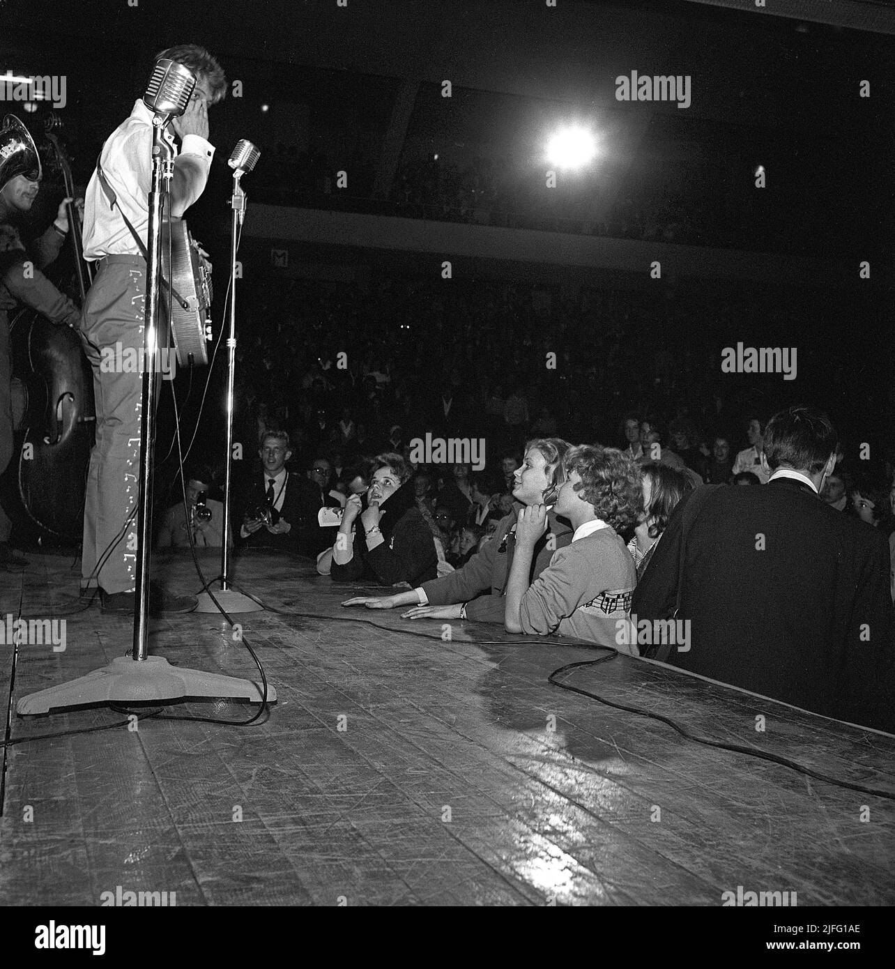 Tommy Steele. Der englische Entertainer gilt als Großbritanniens erstes Teenager-Idol und Rock and Roll-Star. Geboren im dezember 17 1936. Foto, aufgenommen als er im April 19 1958 in Stockholm in Schweden auftrat. Das Publikum ist sichtlich begeistert und ein paar junge Frauen stehen direkt neben der Bühne. Stockfoto