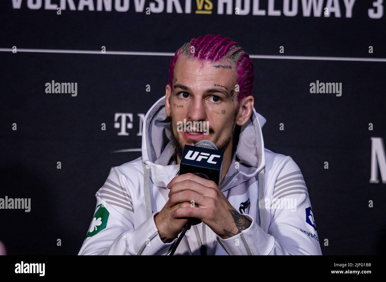 Las Vegas, Nv, Usa. 02.. Juli 2022. LAS VEGAS, NV - 2. Juli: Sean O'Malley spricht die Medien nach seinem ‘No Contest“-Ergebnis (aufgrund eines zufälligen Augenstossers) bei der UFC 276: Adasenya vs Cannonier in der T-Mobile Arena, Las Vegas, NV, USA. (Foto von Matt Davies/PxImages) Credit: Px Images/Alamy Live News Stockfoto