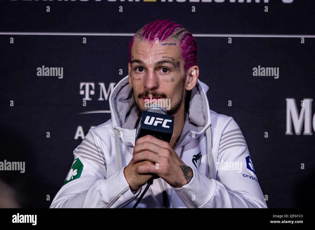 Las Vegas, Nv, Usa. 02.. Juli 2022. LAS VEGAS, NV - 2. Juli: Sean O'Malley spricht die Medien nach seinem ‘No Contest“-Ergebnis (aufgrund eines zufälligen Augenstossers) bei der UFC 276: Adasenya vs Cannonier in der T-Mobile Arena, Las Vegas, NV, USA. (Foto von Matt Davies/PxImages) Credit: Px Images/Alamy Live News Stockfoto