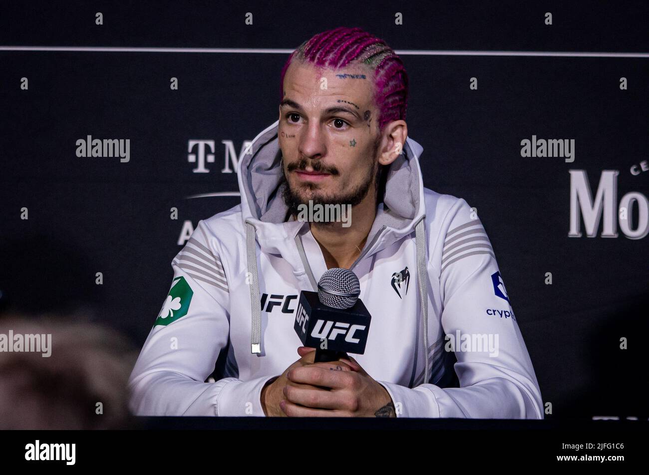 Las Vegas, Nv, Usa. 02.. Juli 2022. LAS VEGAS, NV - 2. Juli: Sean O'Malley spricht die Medien nach seinem ‘No Contest“-Ergebnis (aufgrund eines zufälligen Augenstossers) bei der UFC 276: Adasenya vs Cannonier in der T-Mobile Arena, Las Vegas, NV, USA. (Foto von Matt Davies/PxImages) Credit: Px Images/Alamy Live News Stockfoto
