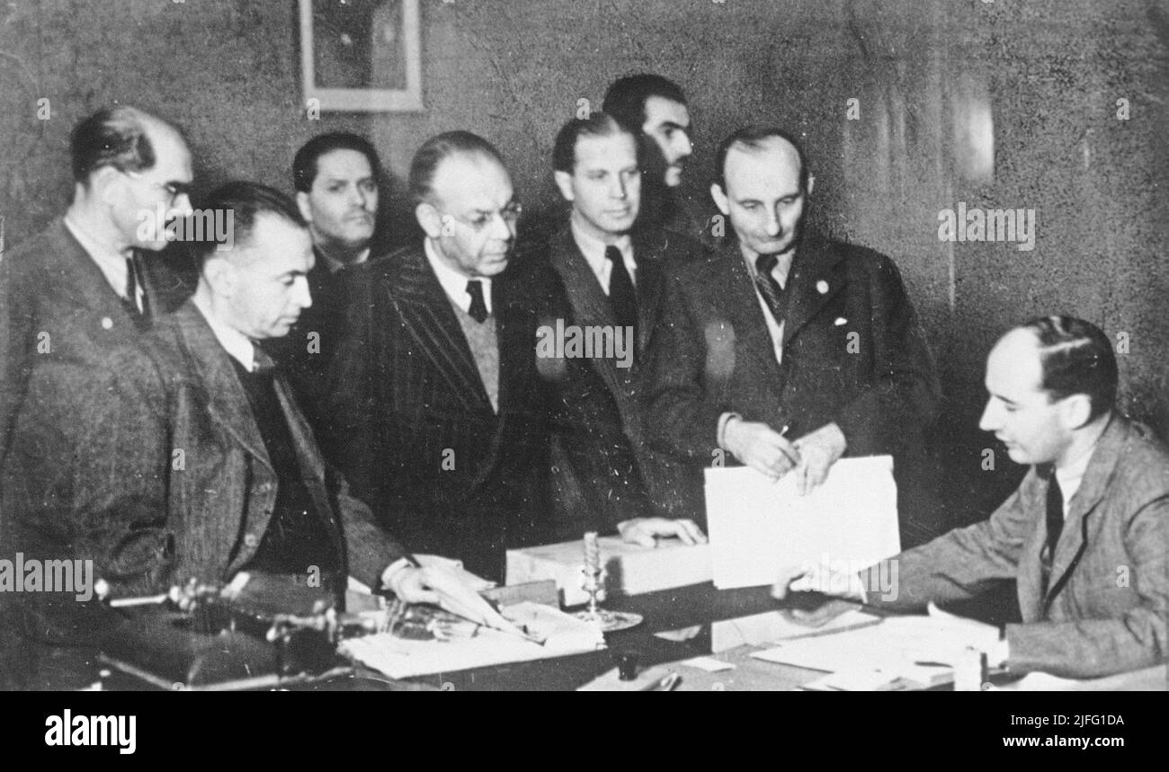 Raoul Wallenberg. Schwedischer Diplomat. Geboren im August 4 1912, verschwunden im Januar 17 1945. Er rettete Tausende von juden im deutsch besetzten Ungarn während des Holocaust von deutschen nazis und ungarischen Faschisten während der späteren Phasen des Zweiten Weltkriegs Was mit ihm geschah, als er starb, ist immer noch Gegenstand fortgesetzter Spekulationen. Bild zeigt Raoul Wallenberg in seinem Büro in der schwedischen Botschaft in Budapest 1944. Stockfoto