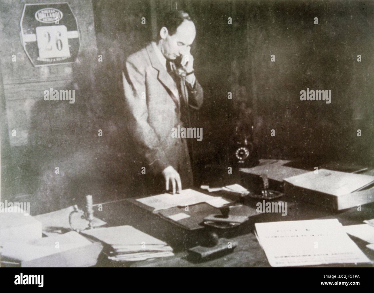 Raoul Wallenberg. Schwedischer Diplomat. Geboren im August 4 1912, verschwunden im Januar 17 1945. Er rettete Tausende von juden im deutsch besetzten Ungarn während des Holocaust von deutschen nazis und ungarischen Faschisten während der späteren Phasen des Zweiten Weltkriegs Was mit ihm geschah, als er starb, ist immer noch Gegenstand fortgesetzter Spekulationen. Bild zeigt Raoul Wallenberg in seinem Büro in der schwedischen Botschaft in Budapest 1944. Stockfoto