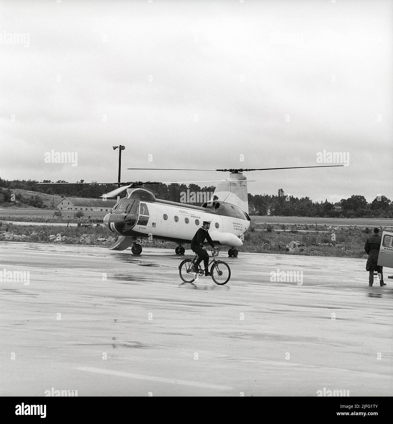 Geschichte des Hubschraubers. Die Boeing Vertol 107, auch HKP 4 genannt. Hubschrauber von der amerikanischen Firma Vertol entwickelt, die mit Boeing fusioniert wurde, die Produktion begann 1956. Die US-Streitkräfte begannen, es unter dem Namen CH-46 Sea Knight zu verwenden. Das schwedische Militär erwarb 22 Einheiten des Hubschraubers mit der ersten Lieferung 1963, wenn das Bild aufgenommen wird. Sie wurden hauptsächlich für die U-Boot-Suche und -Jagd verwendet. Schweden 1963. ref Kristoffersson CU26-1 CU26,27,28 Stockfoto