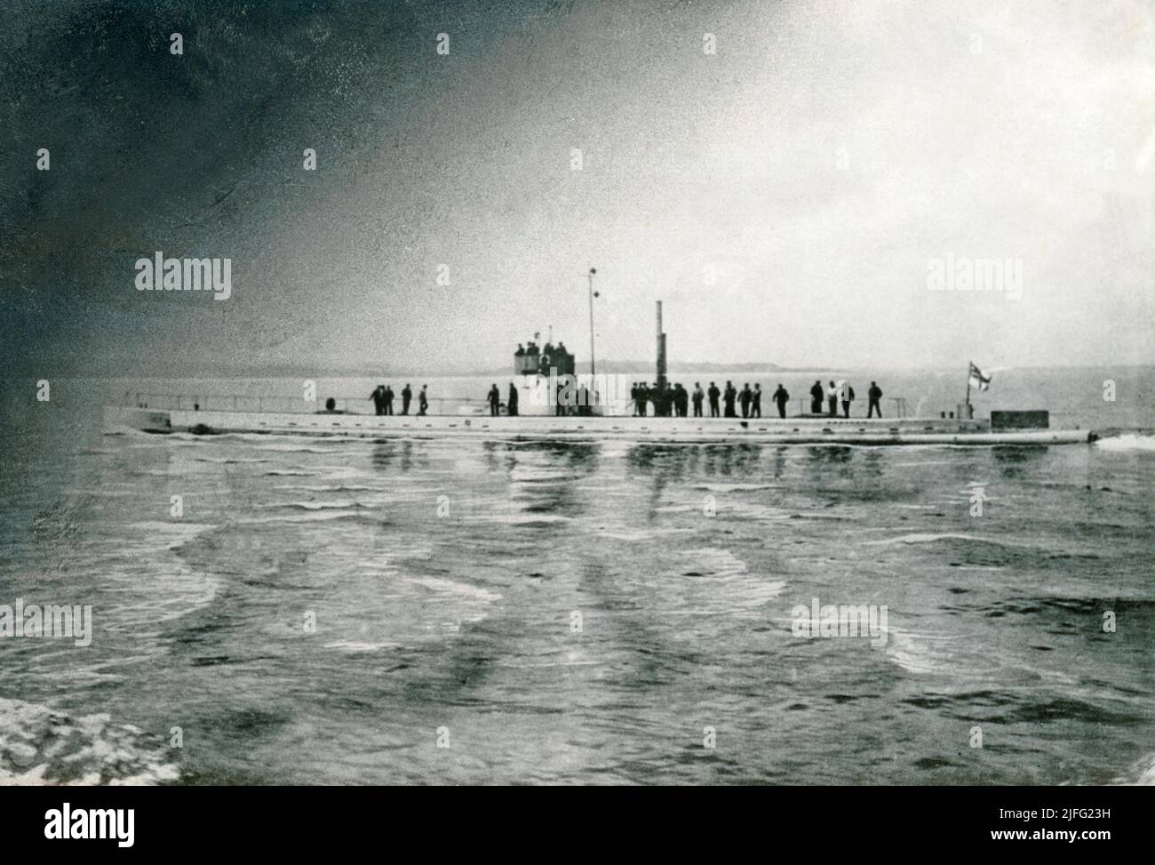 Weltkrieg 1. Ein deutsches U-Boot auf der Oberfläche, das sich vorwärts bewegt, wobei die Besatzung an Deck sichtbar ist.1914 Stockfoto